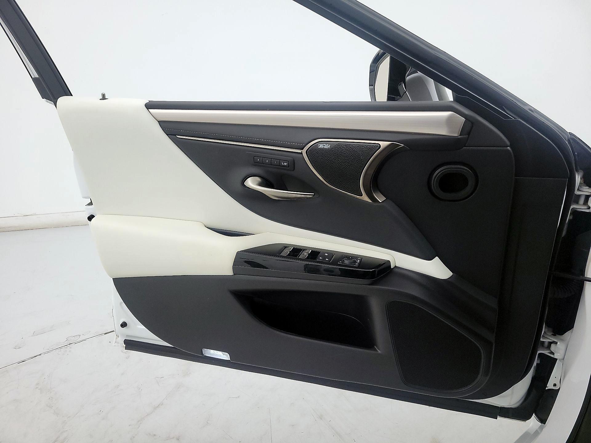 Thumbnail: 2022 Lexus ES - 12