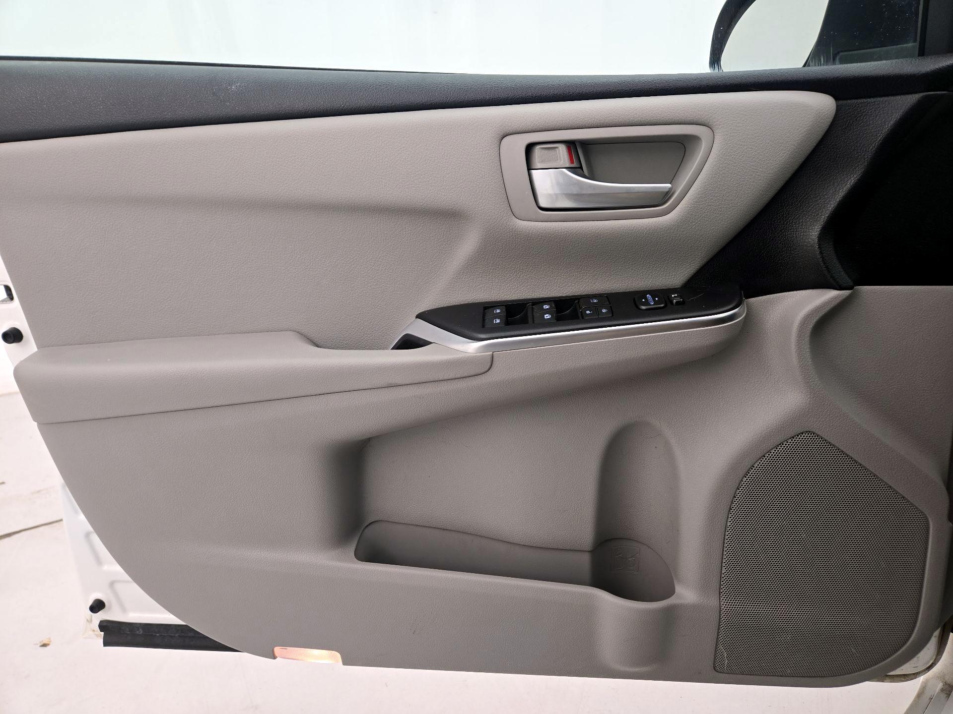 Thumbnail: 2016 Toyota Camry - 12