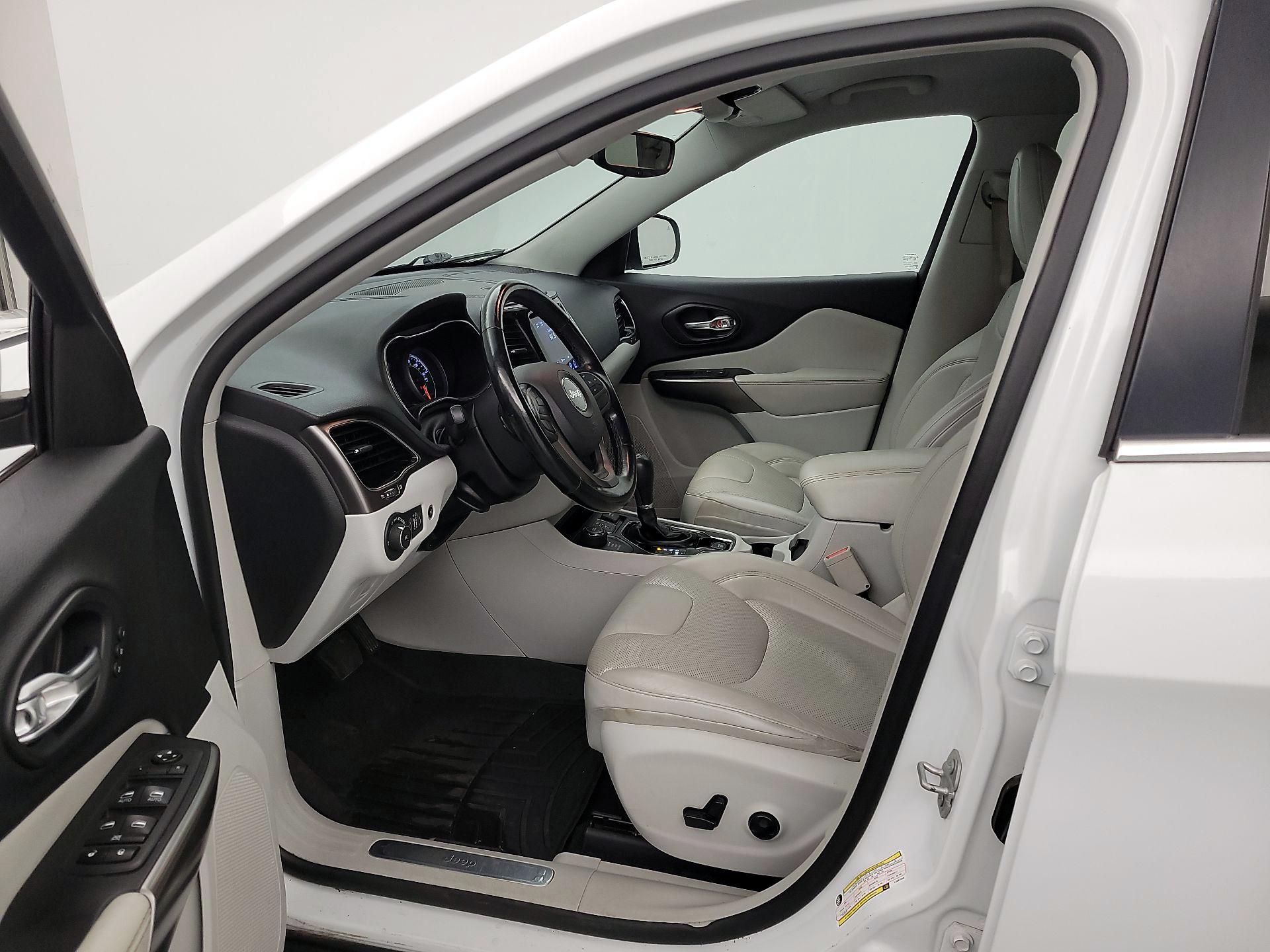 Thumbnail: 2020 Jeep Cherokee - 11