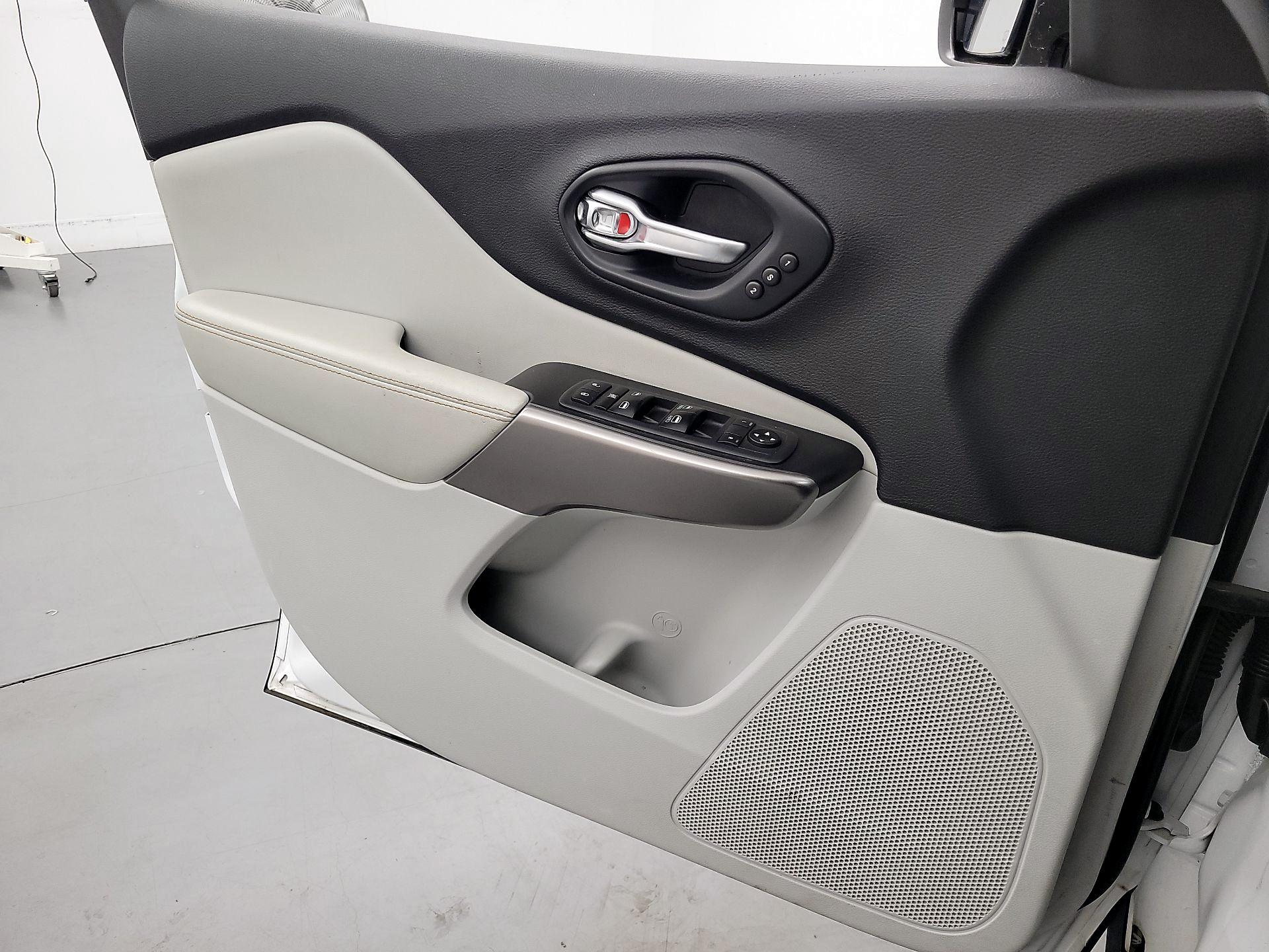 Thumbnail: 2020 Jeep Cherokee - 12