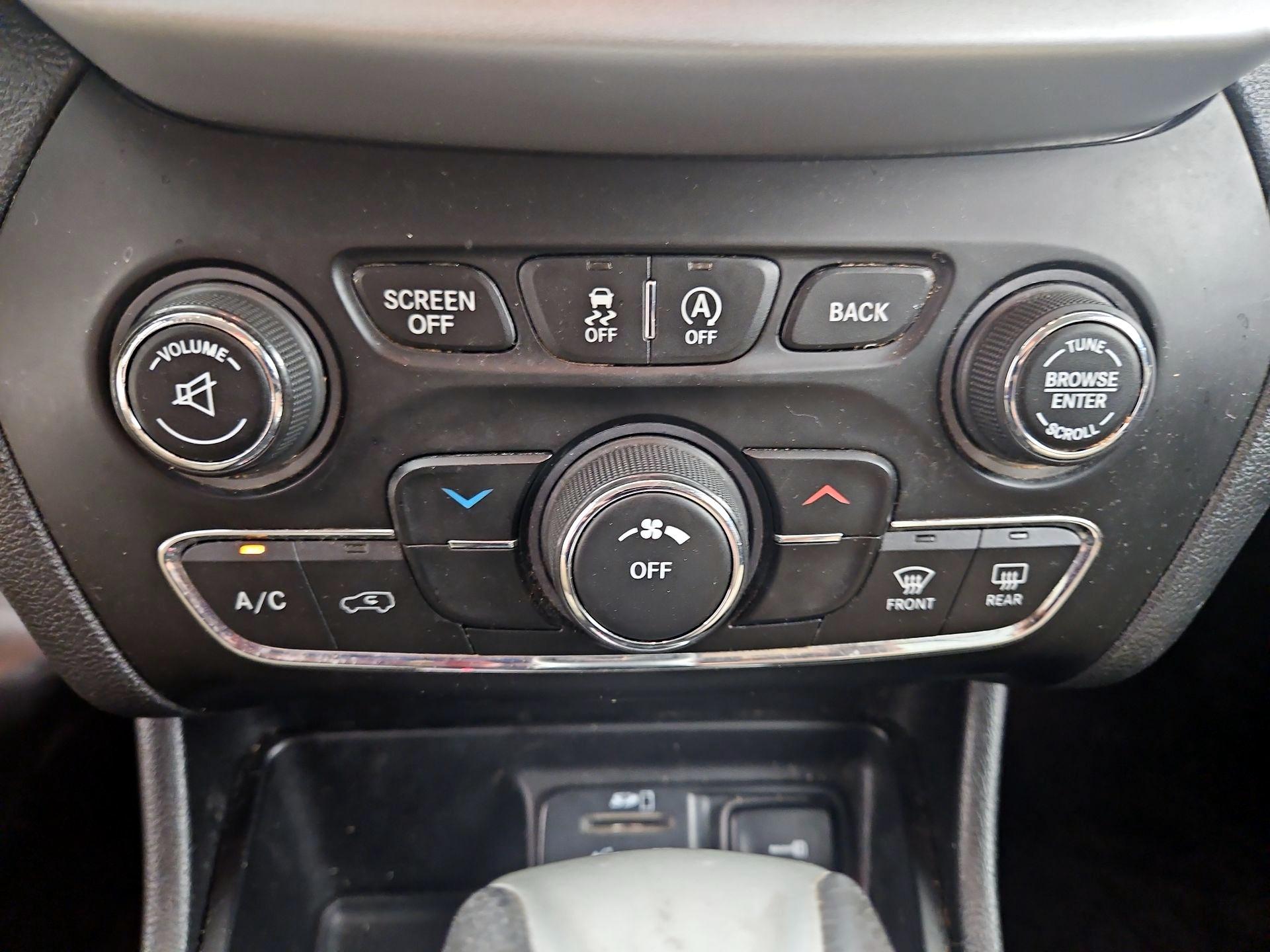 Thumbnail: 2017 Jeep Cherokee - 16