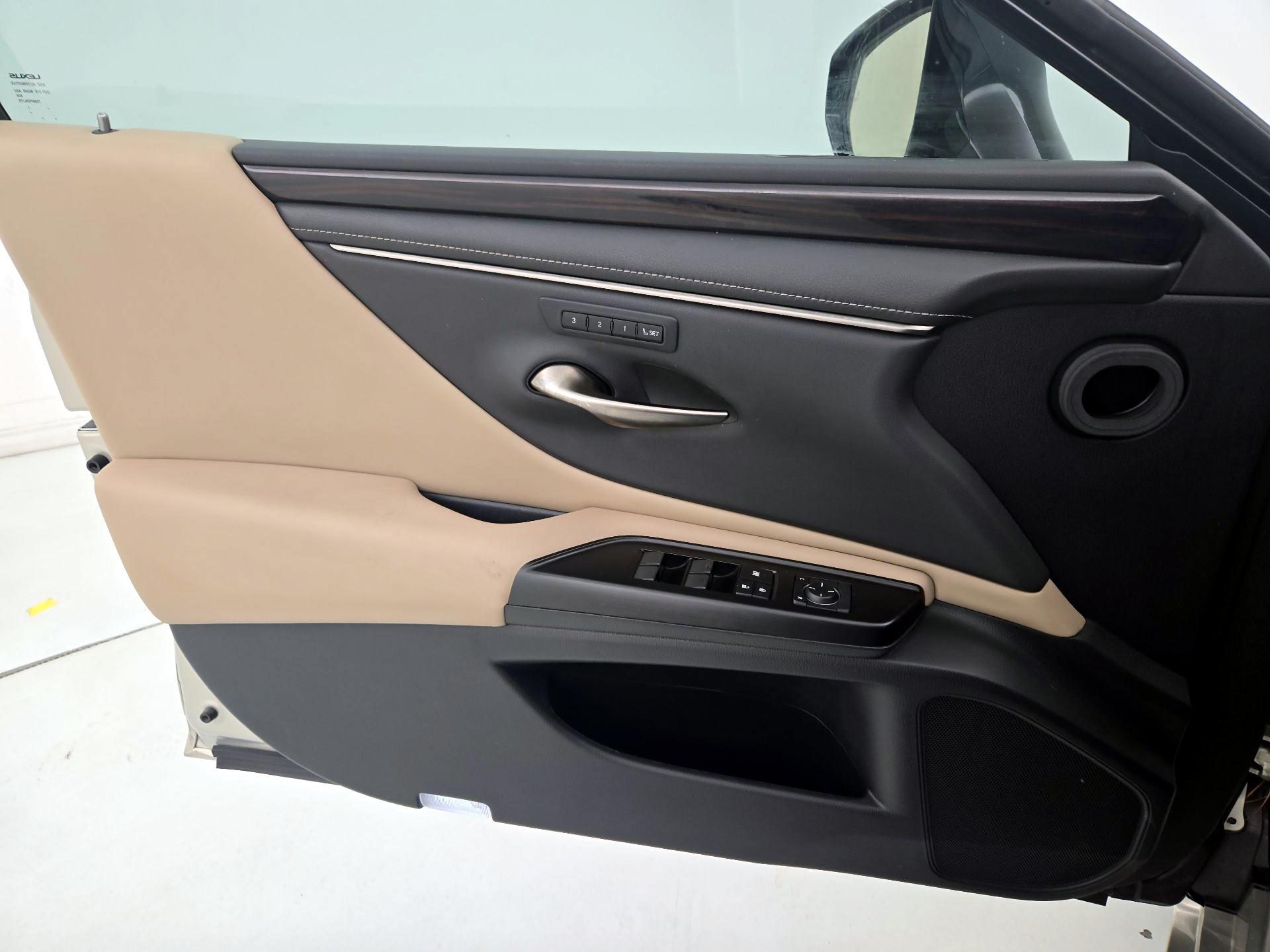 Thumbnail: 2019 Lexus ES - 12