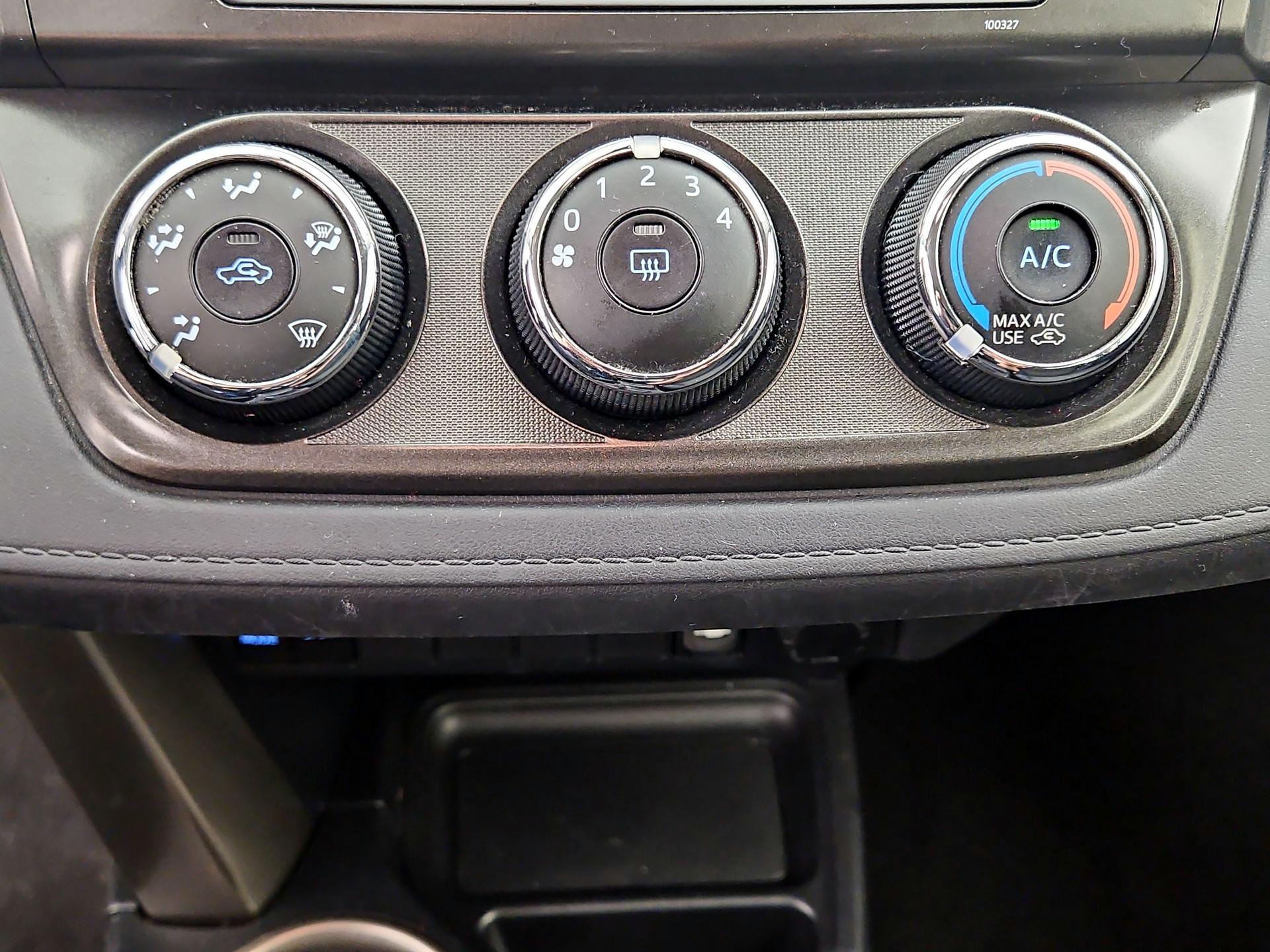 Thumbnail: 2015 Toyota RAV4 - 16