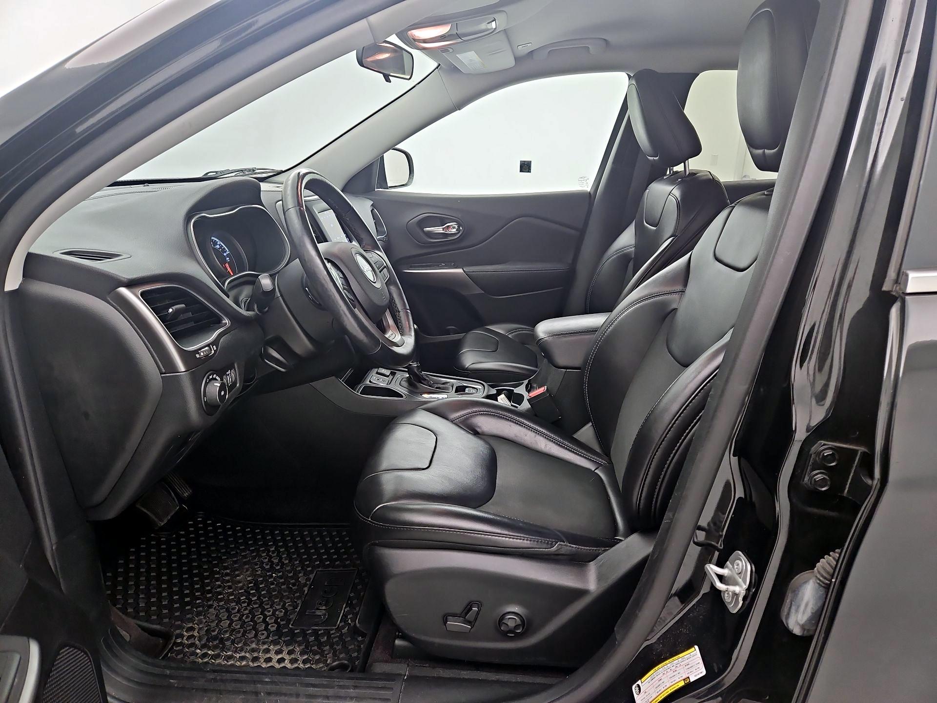 Thumbnail: 2019 Jeep Cherokee - 11