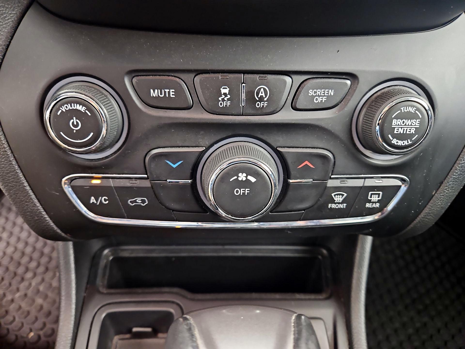Thumbnail: 2019 Jeep Cherokee - 16