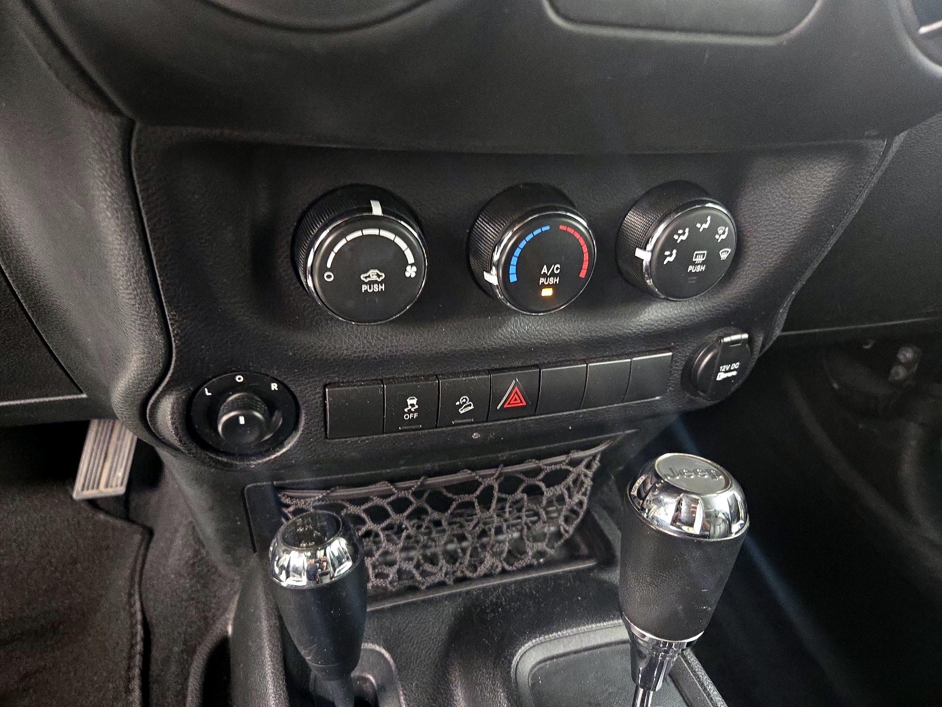 Thumbnail: 2017 Jeep Wrangler - 14