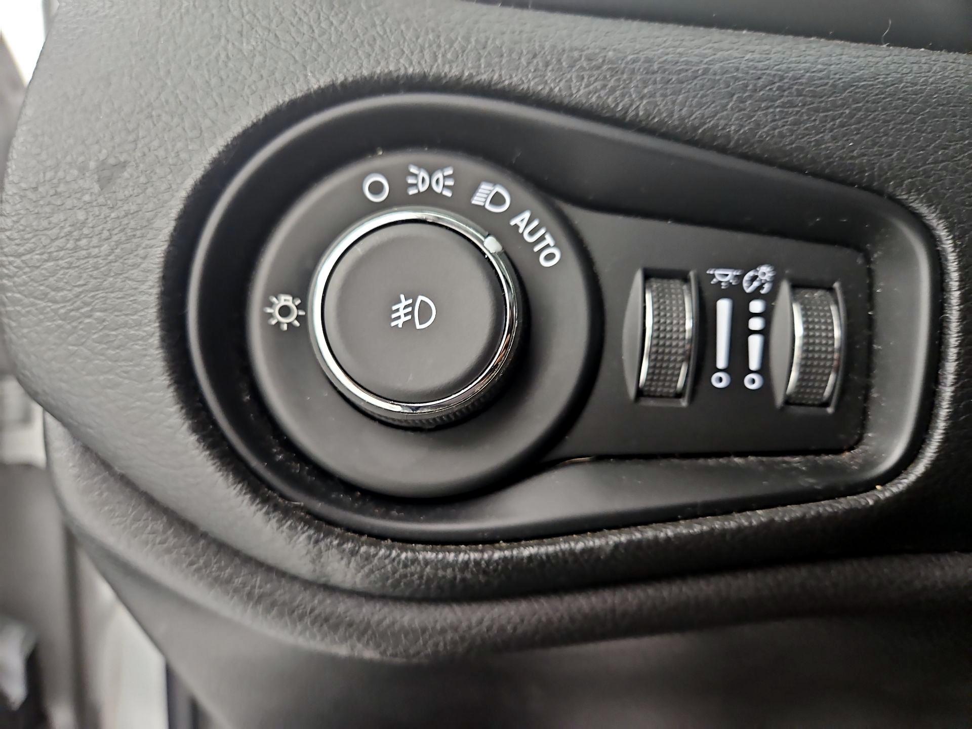Thumbnail: 2018 Jeep Renegade - 13