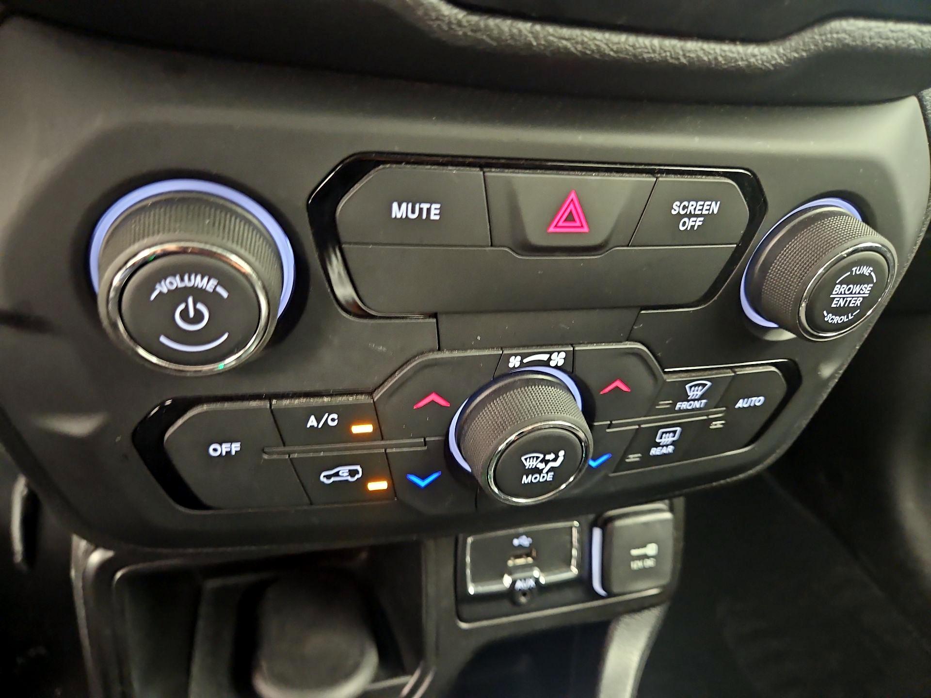 Thumbnail: 2018 Jeep Renegade - 16