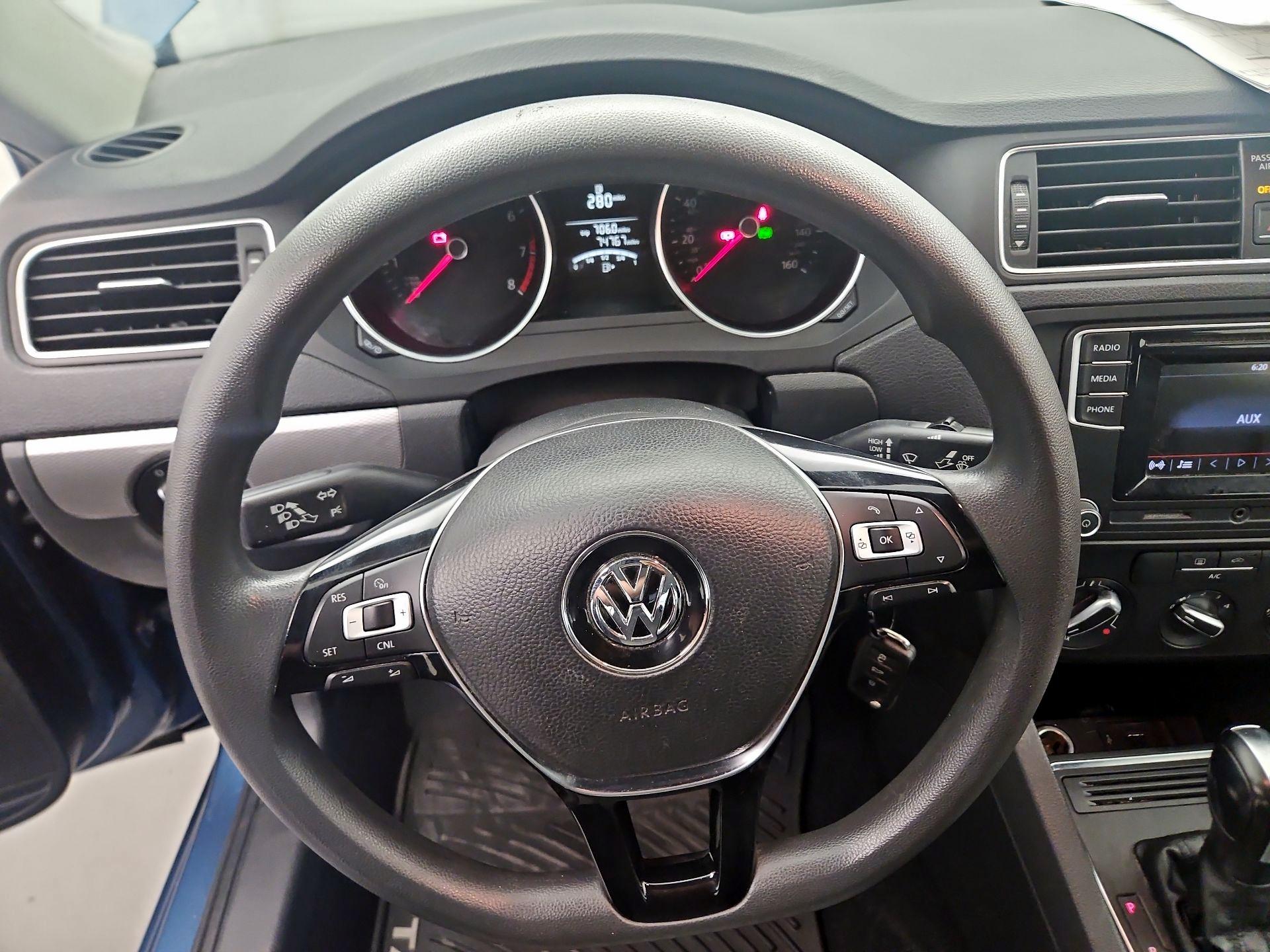 Thumbnail: 2017 Volkswagen Jetta - 10