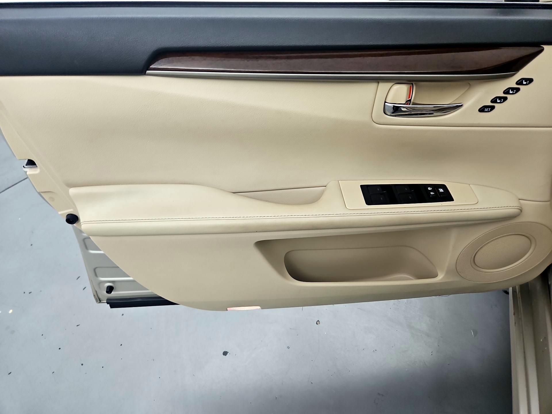 Thumbnail: 2013 Lexus ES - 12