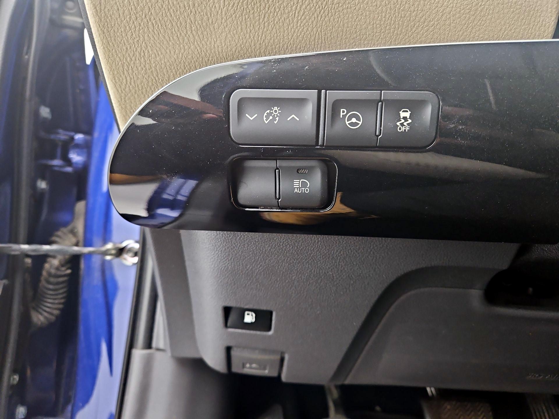 Thumbnail: 2017 Toyota Prius - 13