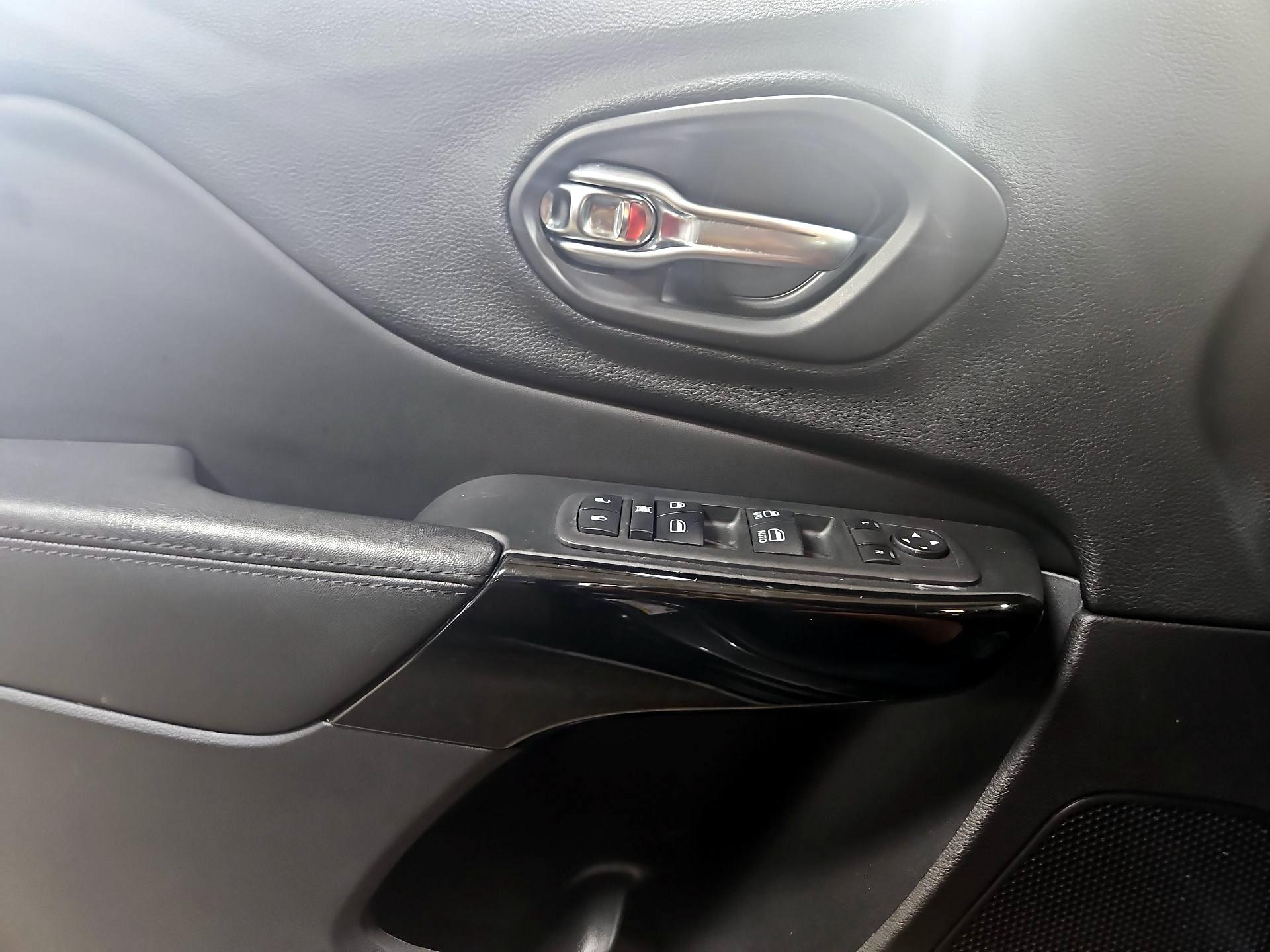Thumbnail: 2019 Jeep Cherokee - 12