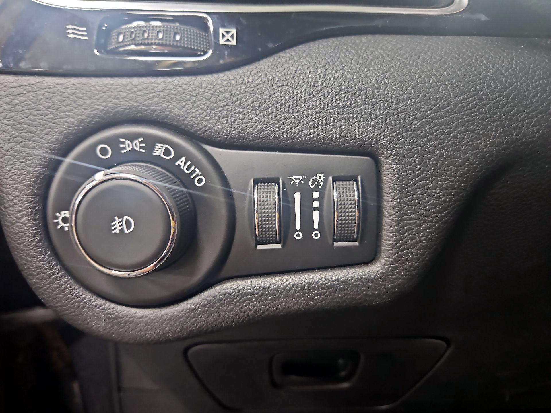 Thumbnail: 2019 Jeep Cherokee - 13