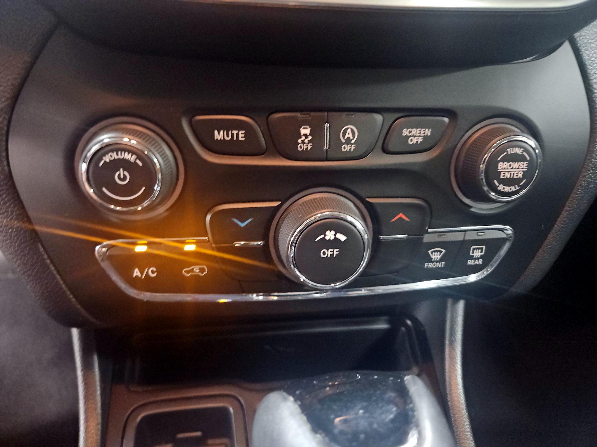 Thumbnail: 2019 Jeep Cherokee - 15