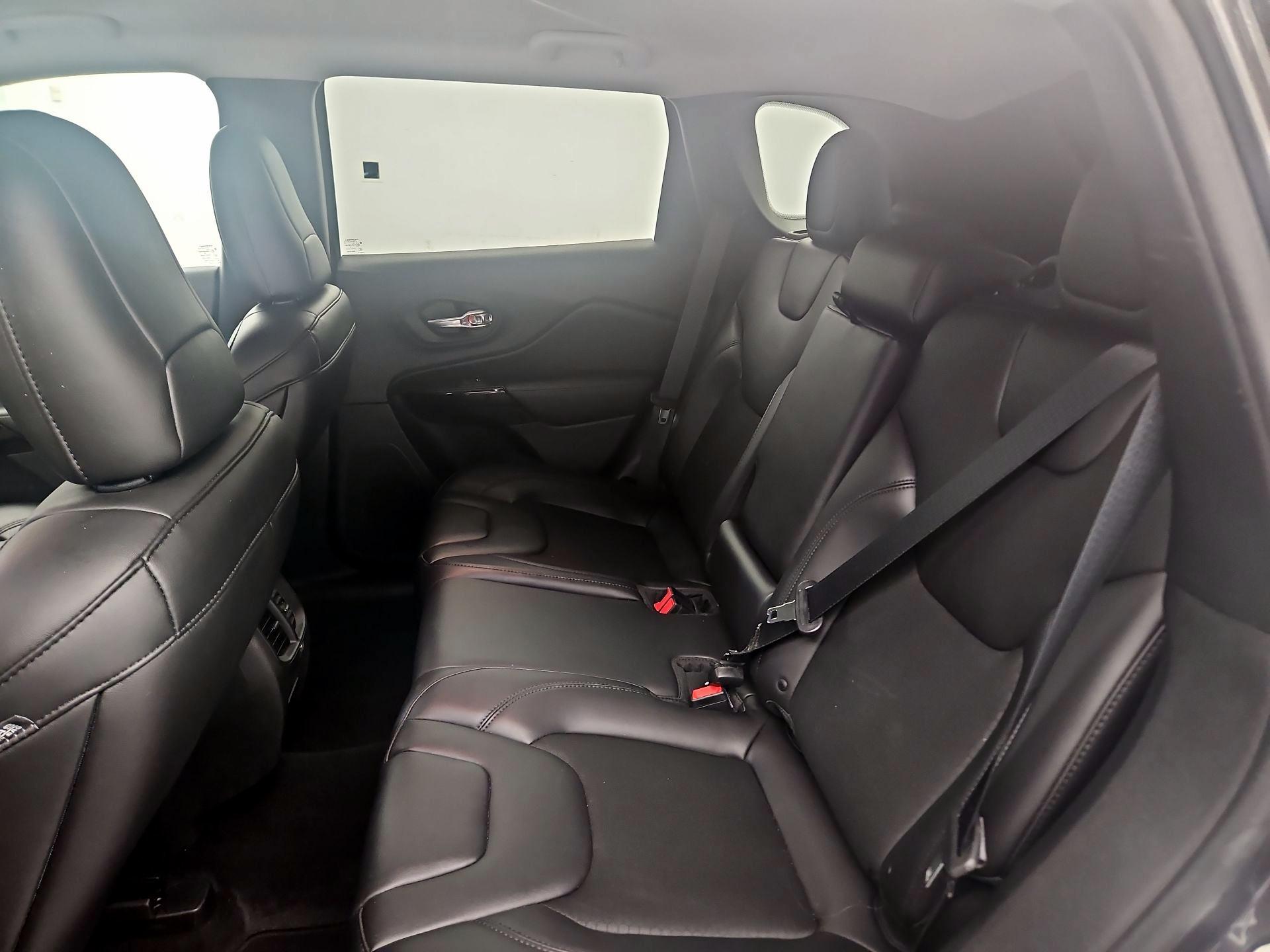 Thumbnail: 2019 Jeep Cherokee - 18