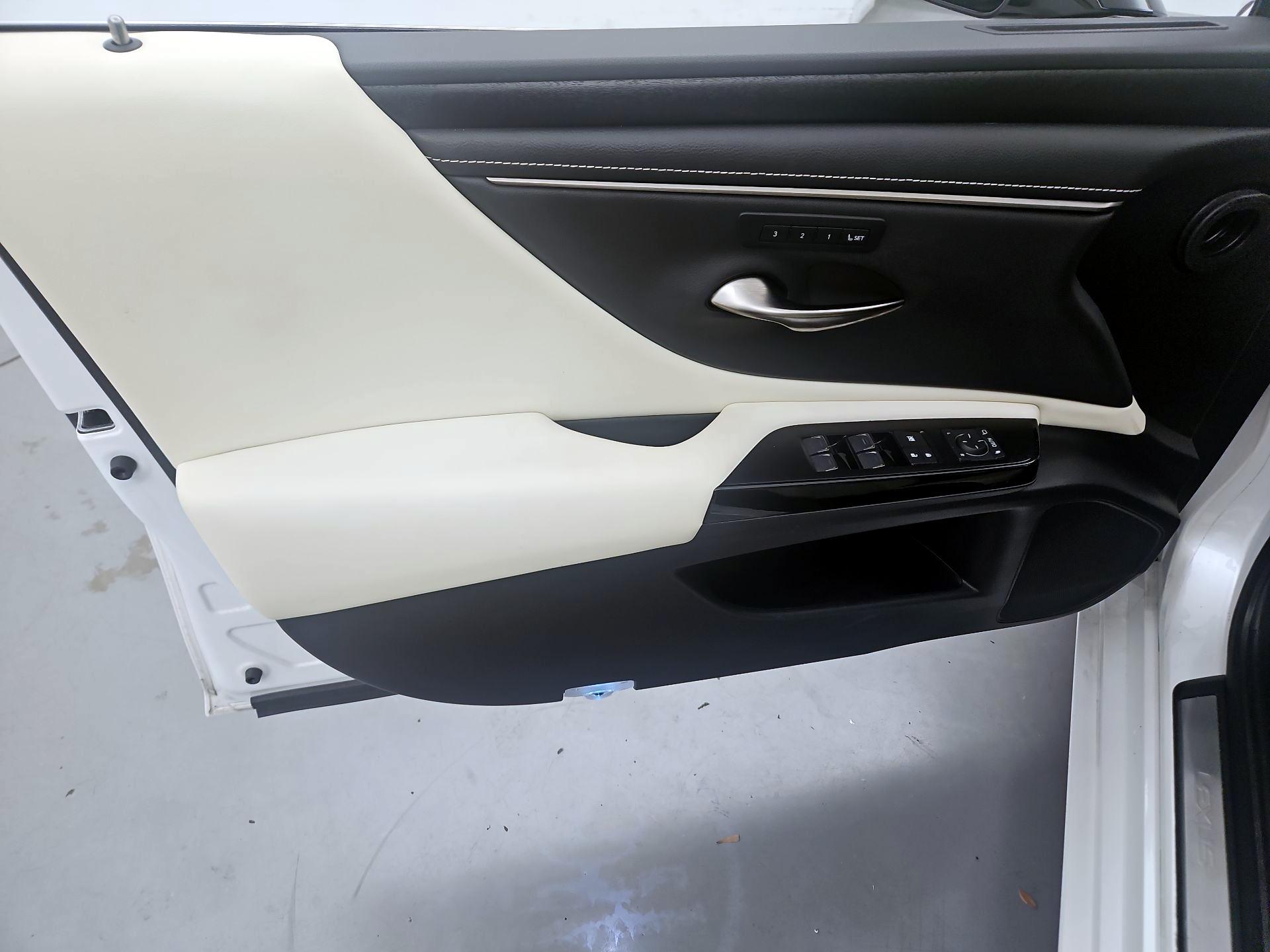 Thumbnail: 2022 Lexus ES - 12