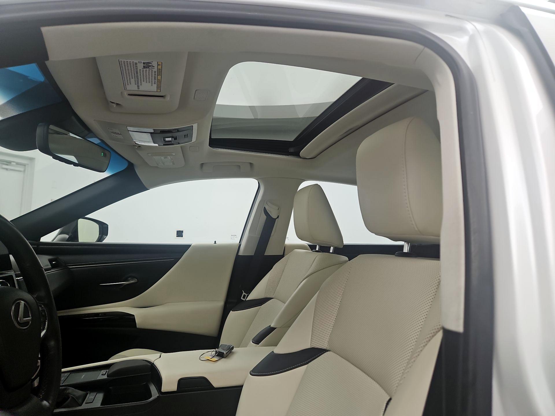 Thumbnail: 2022 Lexus ES - 17