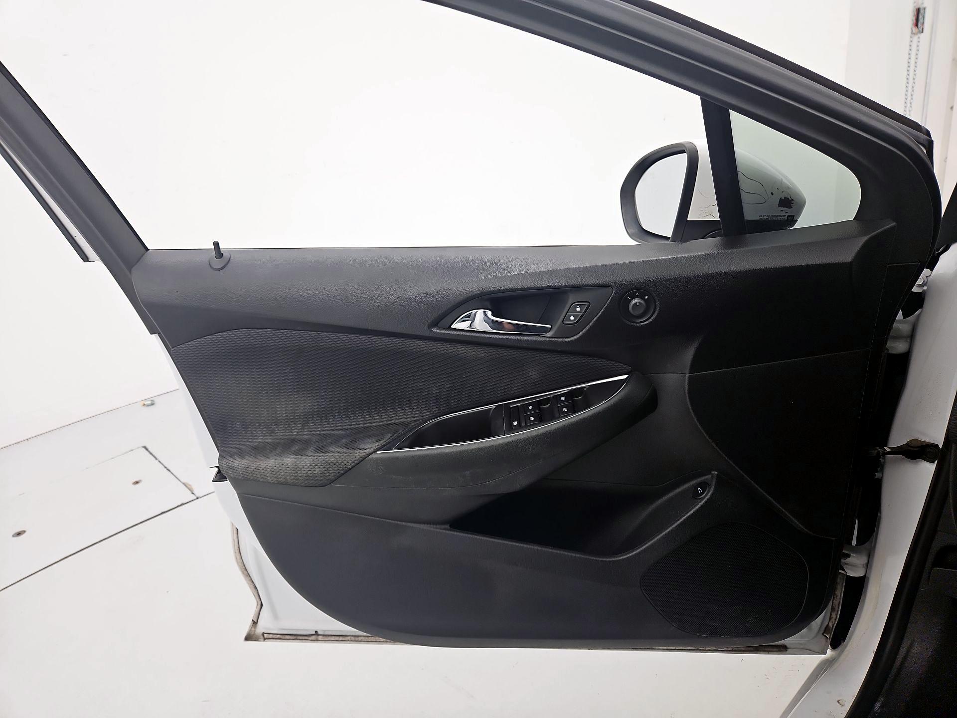 Thumbnail: 2019 Chevrolet Cruze - 12