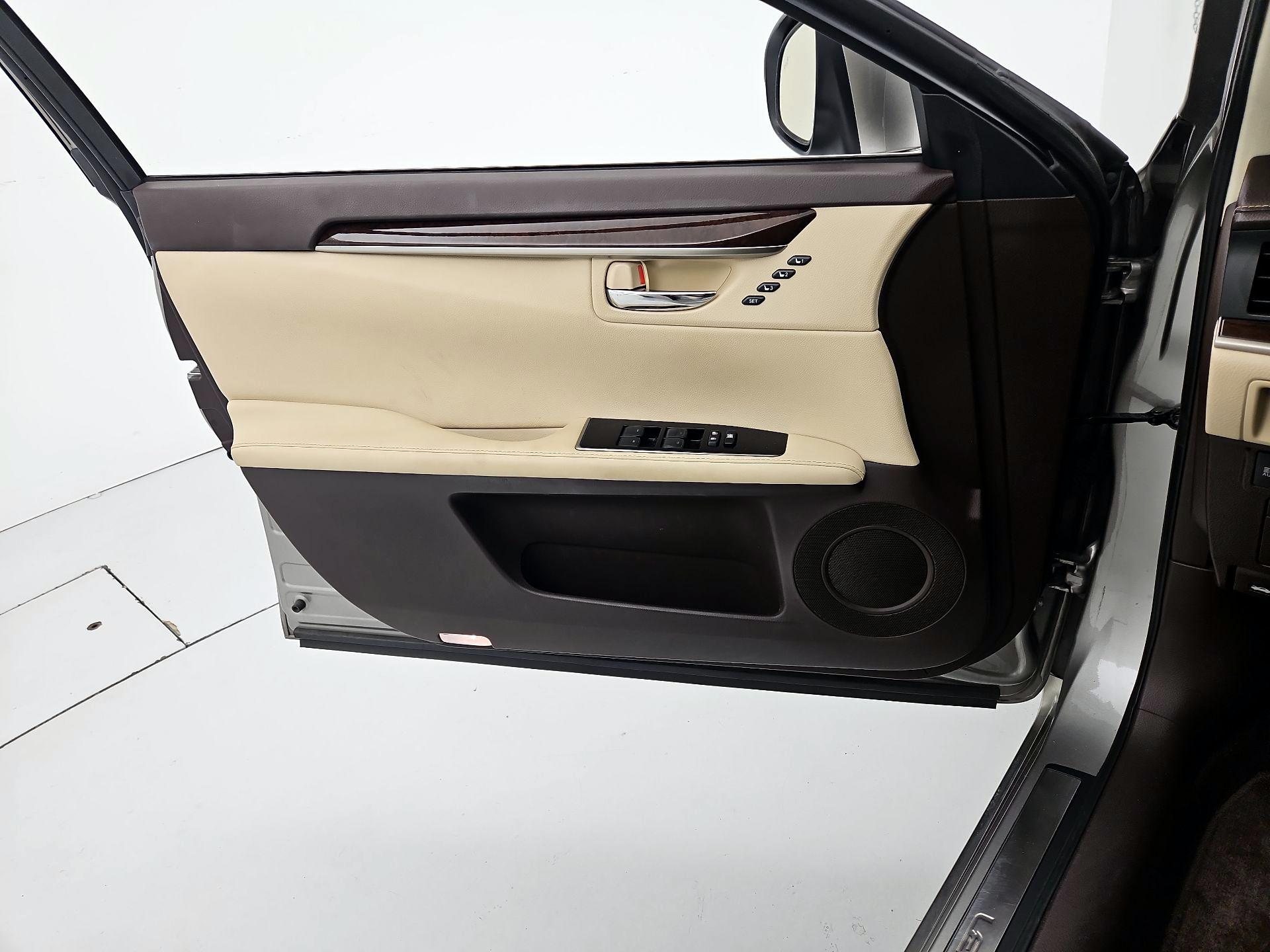 Thumbnail: 2016 Lexus ES - 12