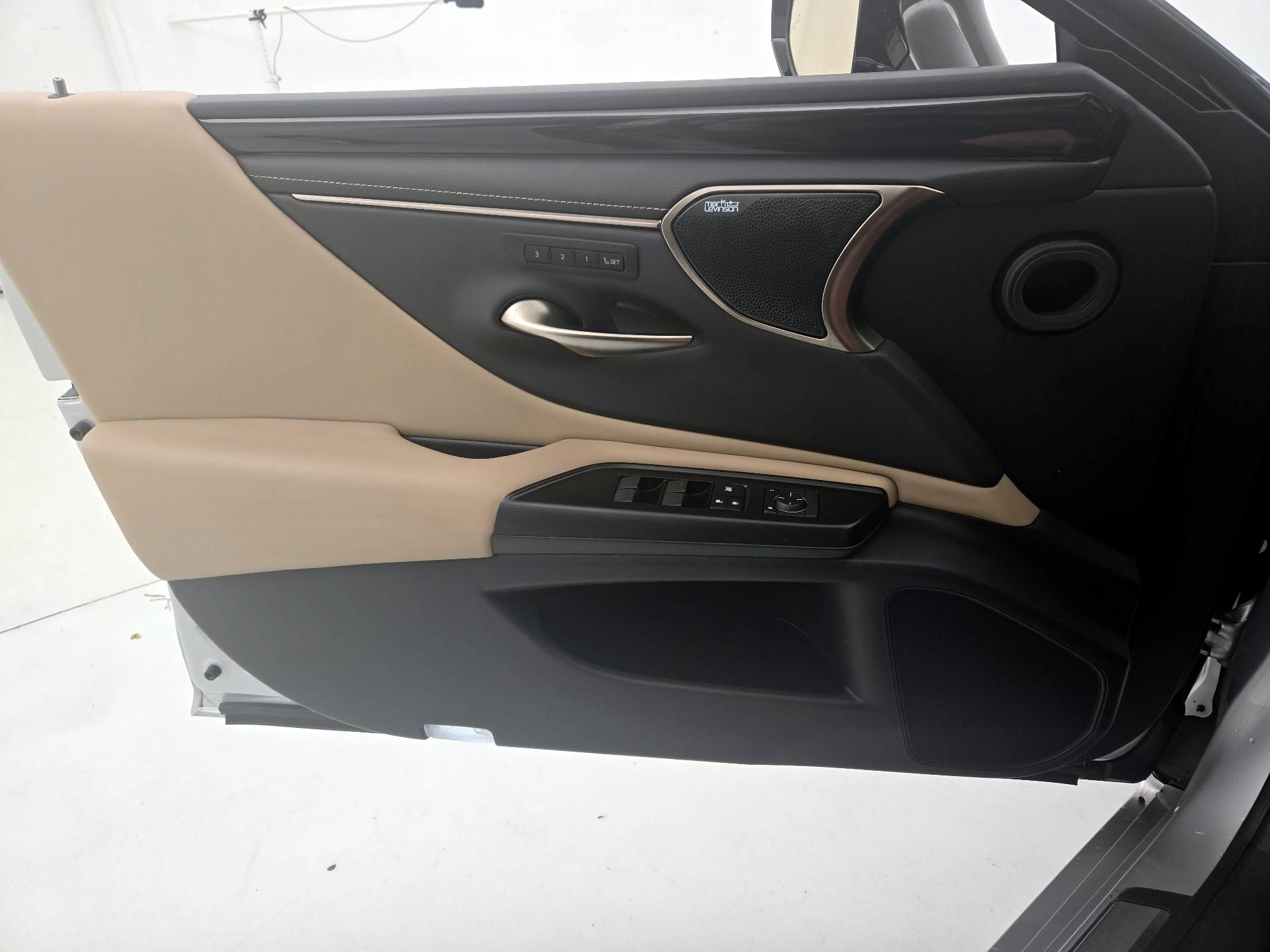 Thumbnail: 2019 Lexus ES - 12