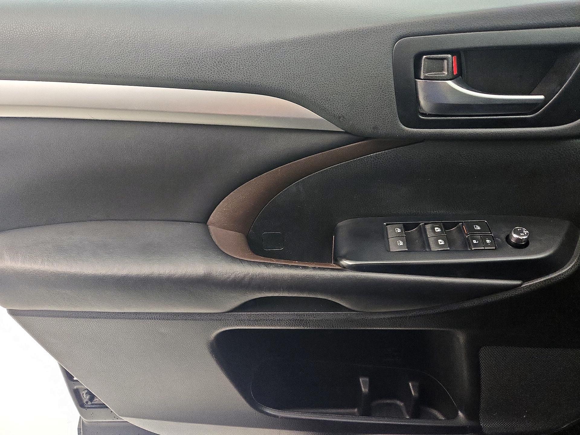 Thumbnail: 2019 Toyota Highlander - 12