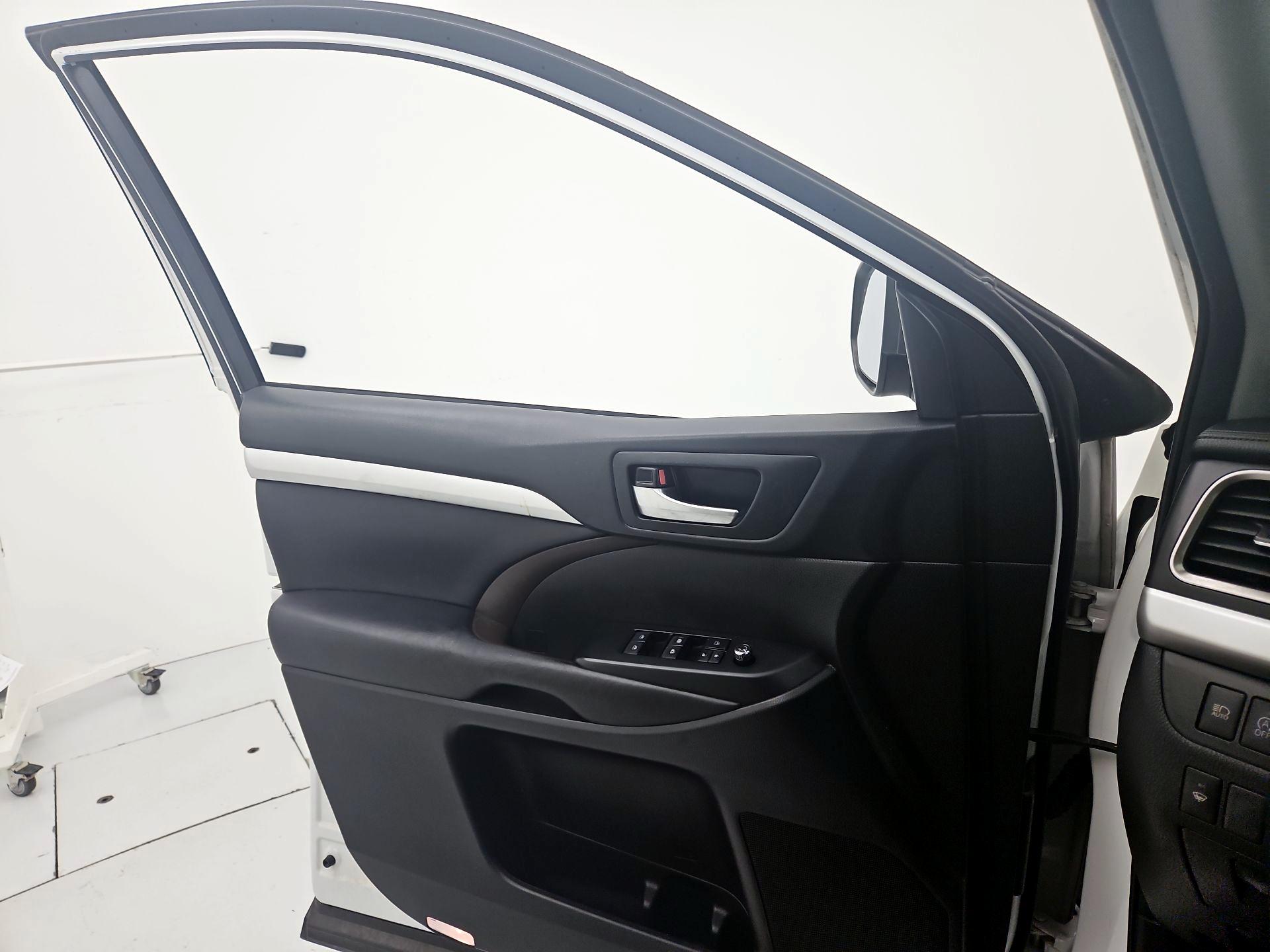 Thumbnail: 2018 Toyota Highlander - 12