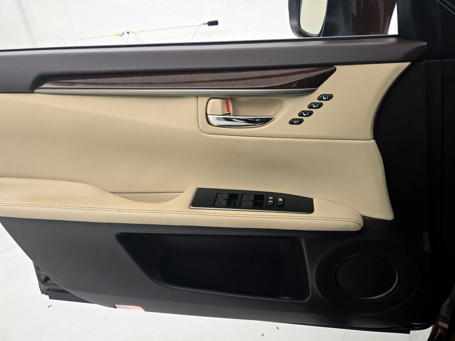 Thumbnail: 2017 Lexus ES - 12