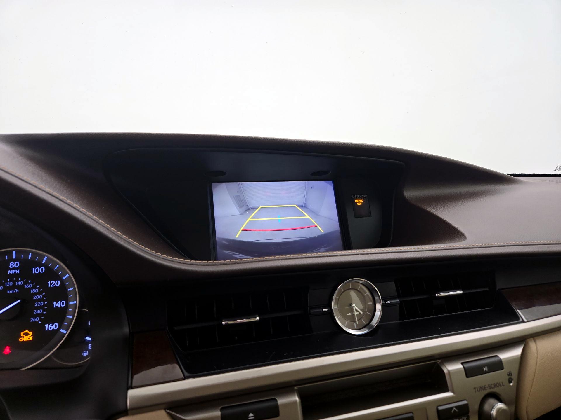 Thumbnail: 2017 Lexus ES - 14