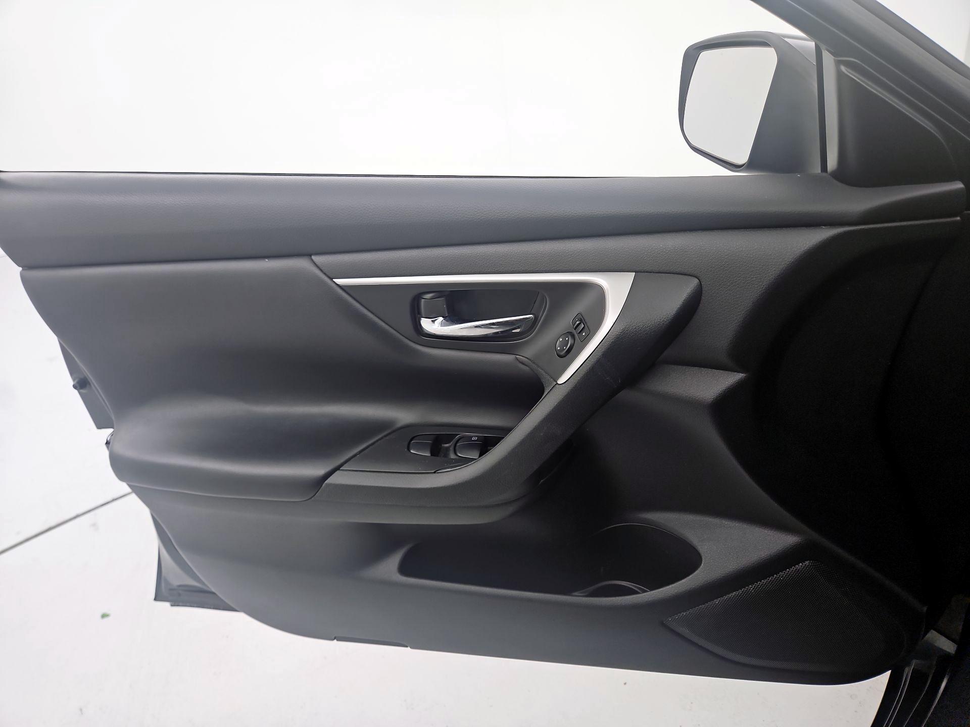 Thumbnail: 2017 Nissan Altima - 12