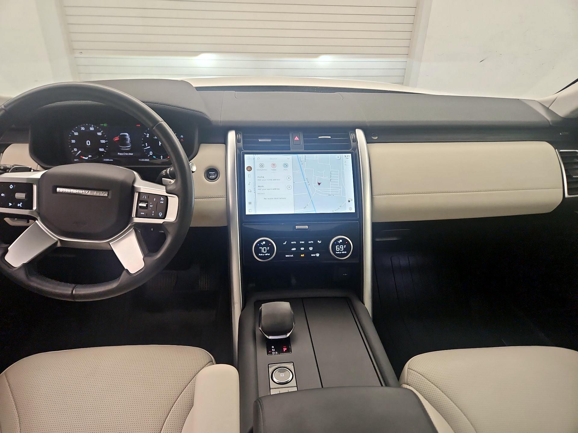 Thumbnail: 2023 Land Rover Discovery - 9