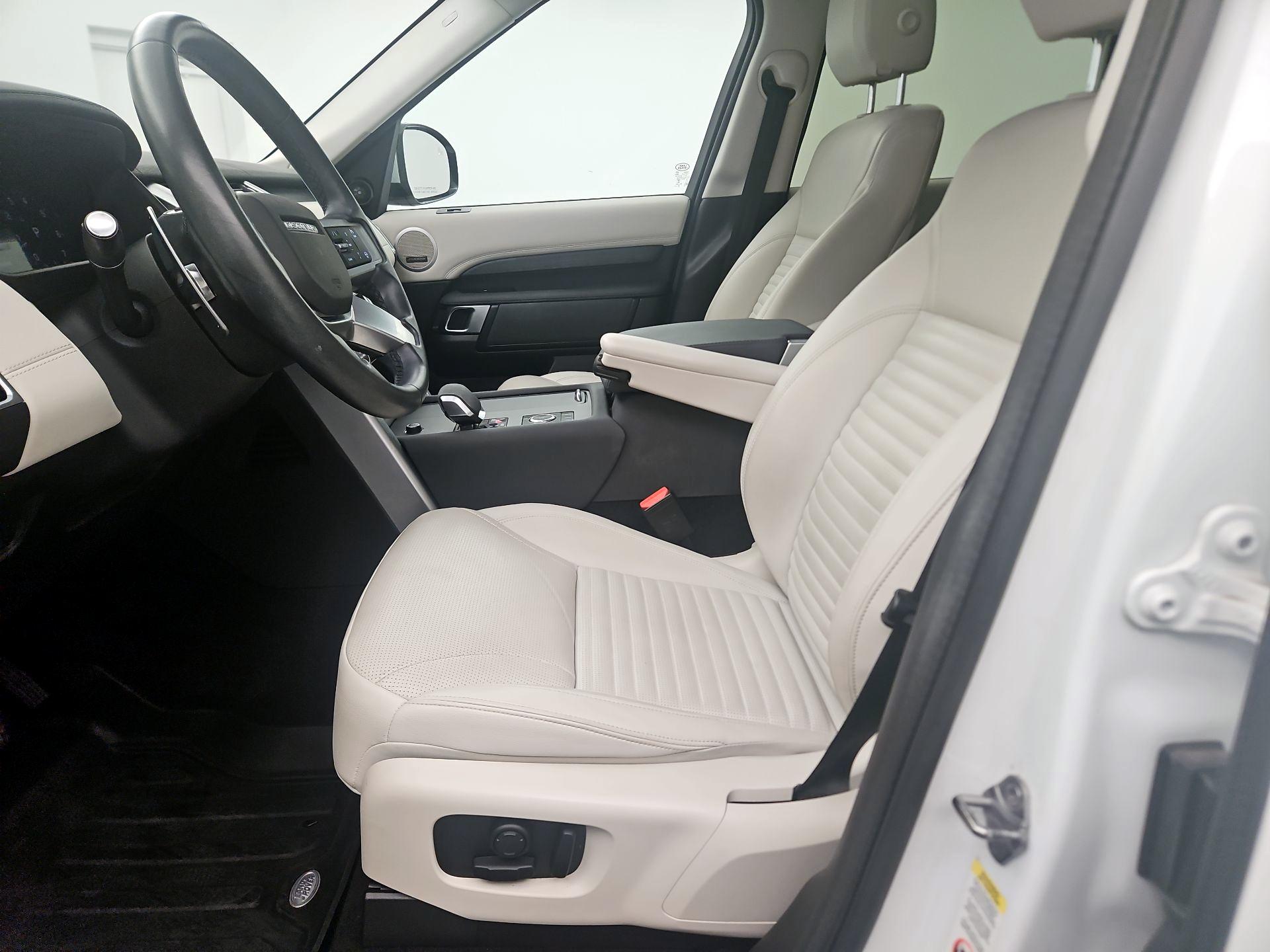 Thumbnail: 2023 Land Rover Discovery - 11