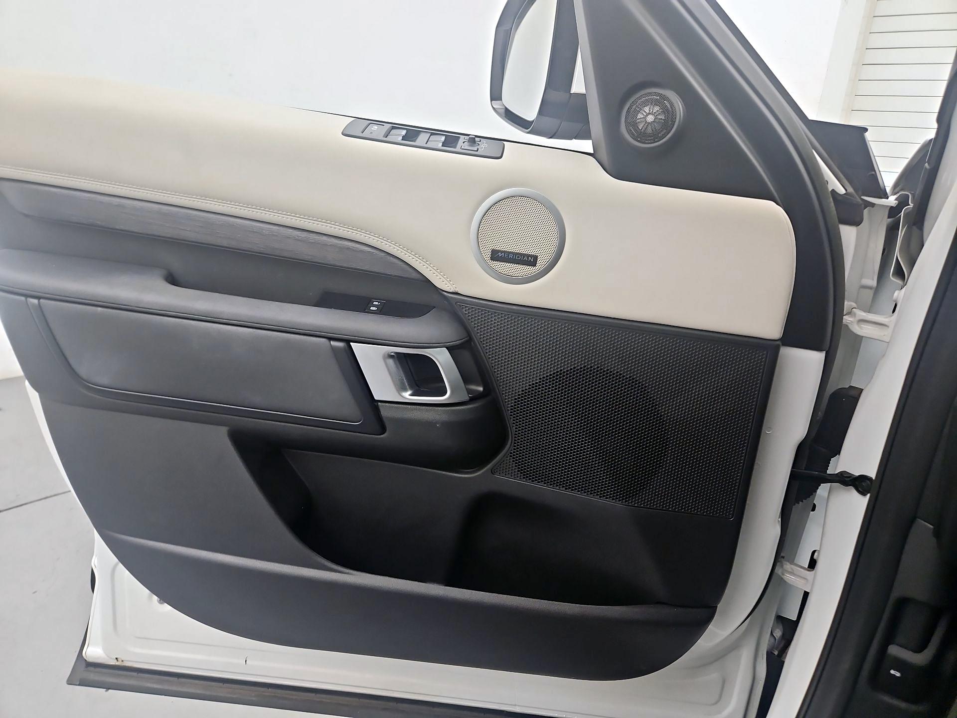 Thumbnail: 2023 Land Rover Discovery - 12