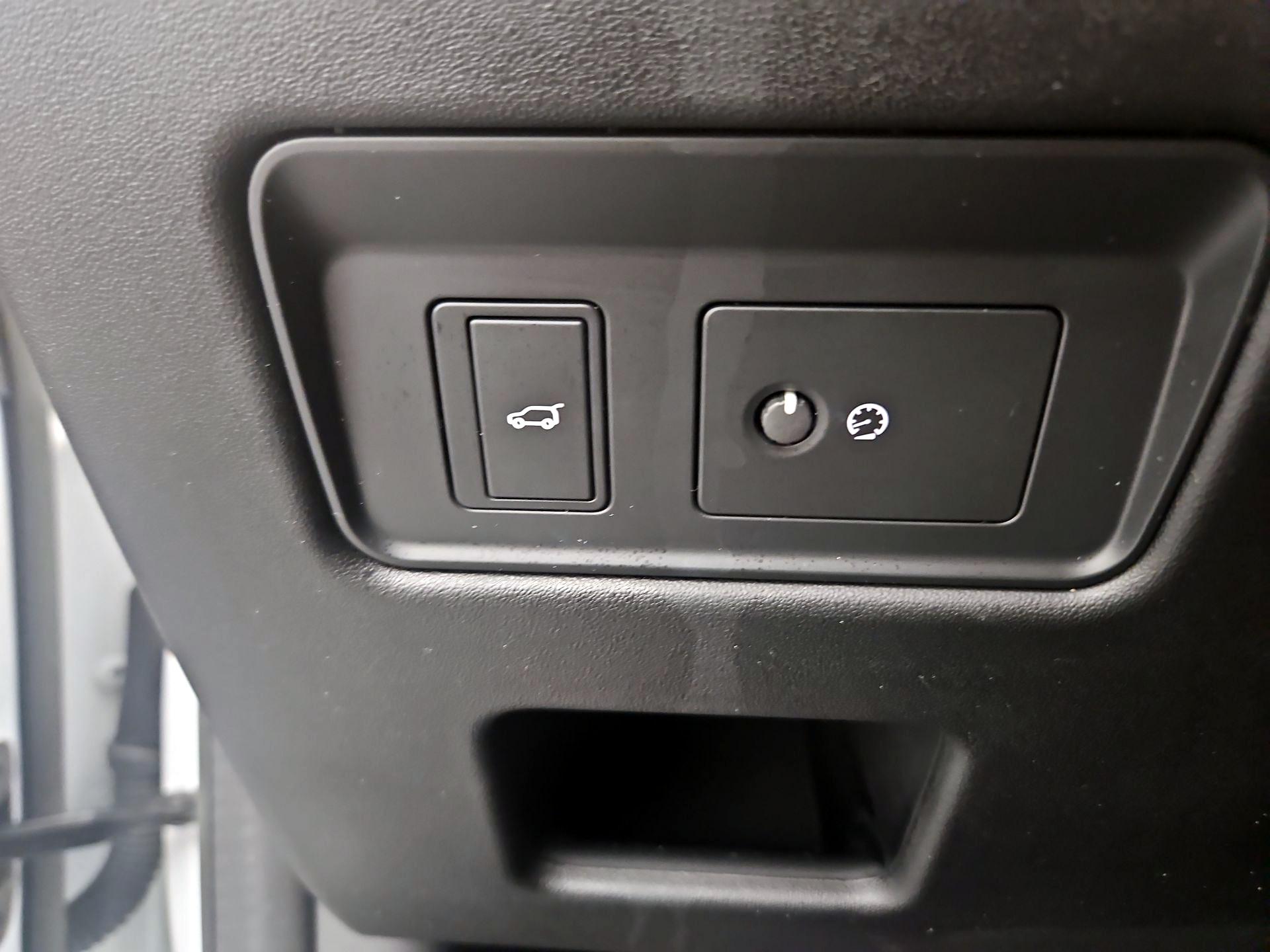 Thumbnail: 2023 Land Rover Discovery - 13