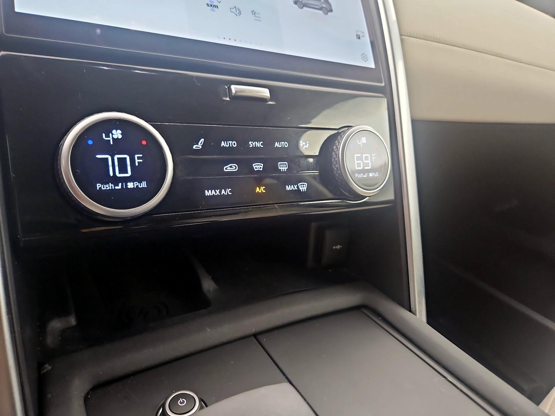 Thumbnail: 2023 Land Rover Discovery - 17