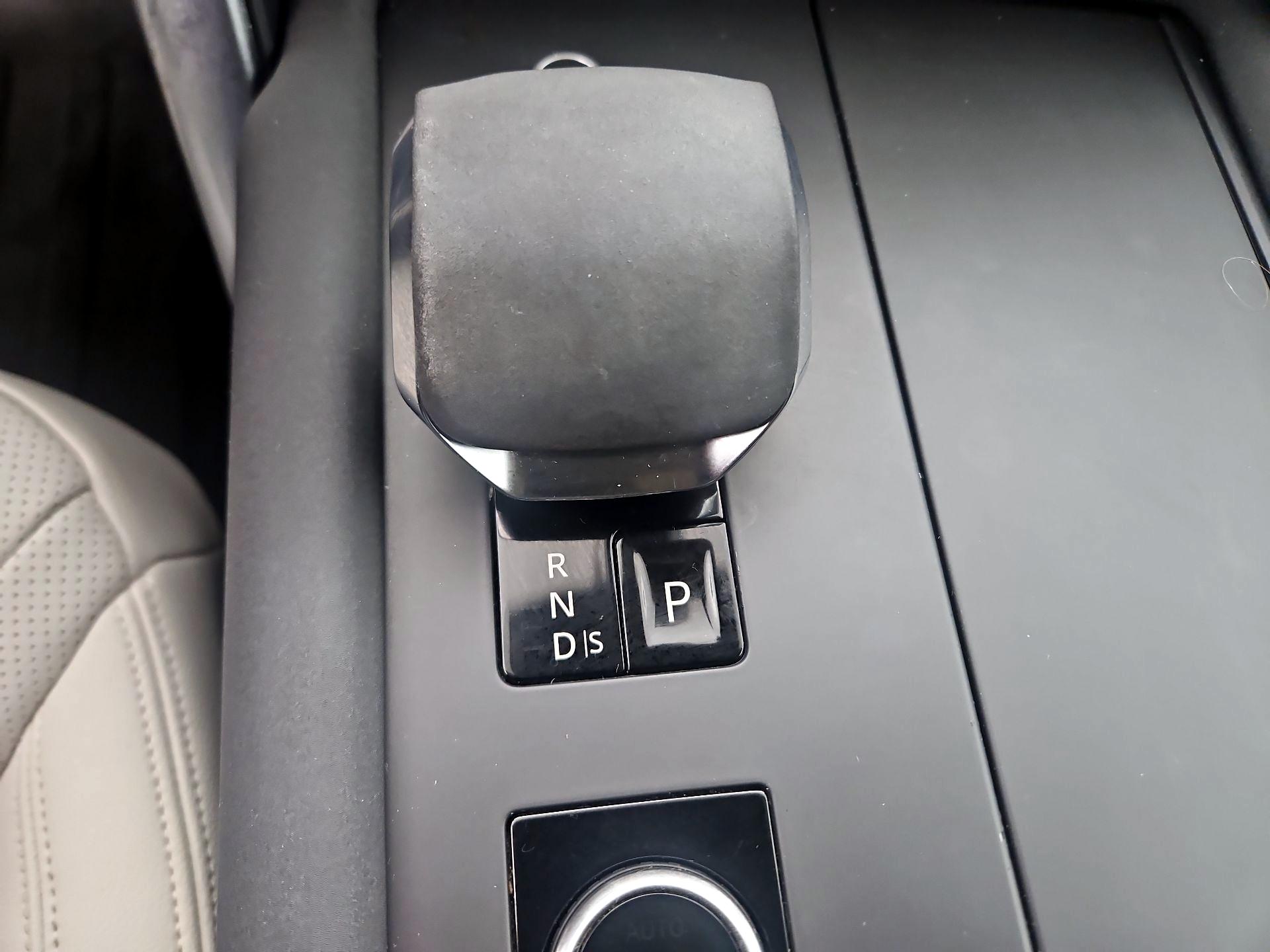 Thumbnail: 2023 Land Rover Discovery - 18