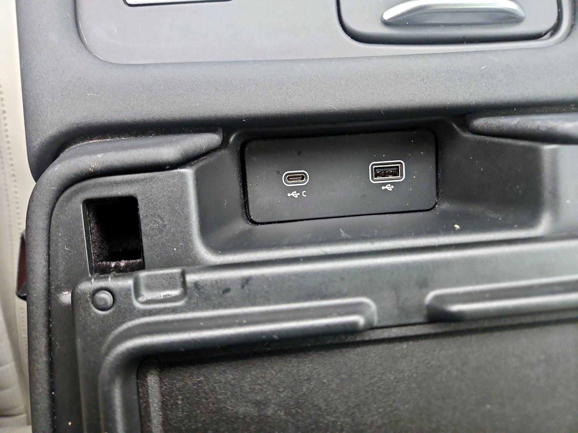 Thumbnail: 2023 Land Rover Discovery - 19