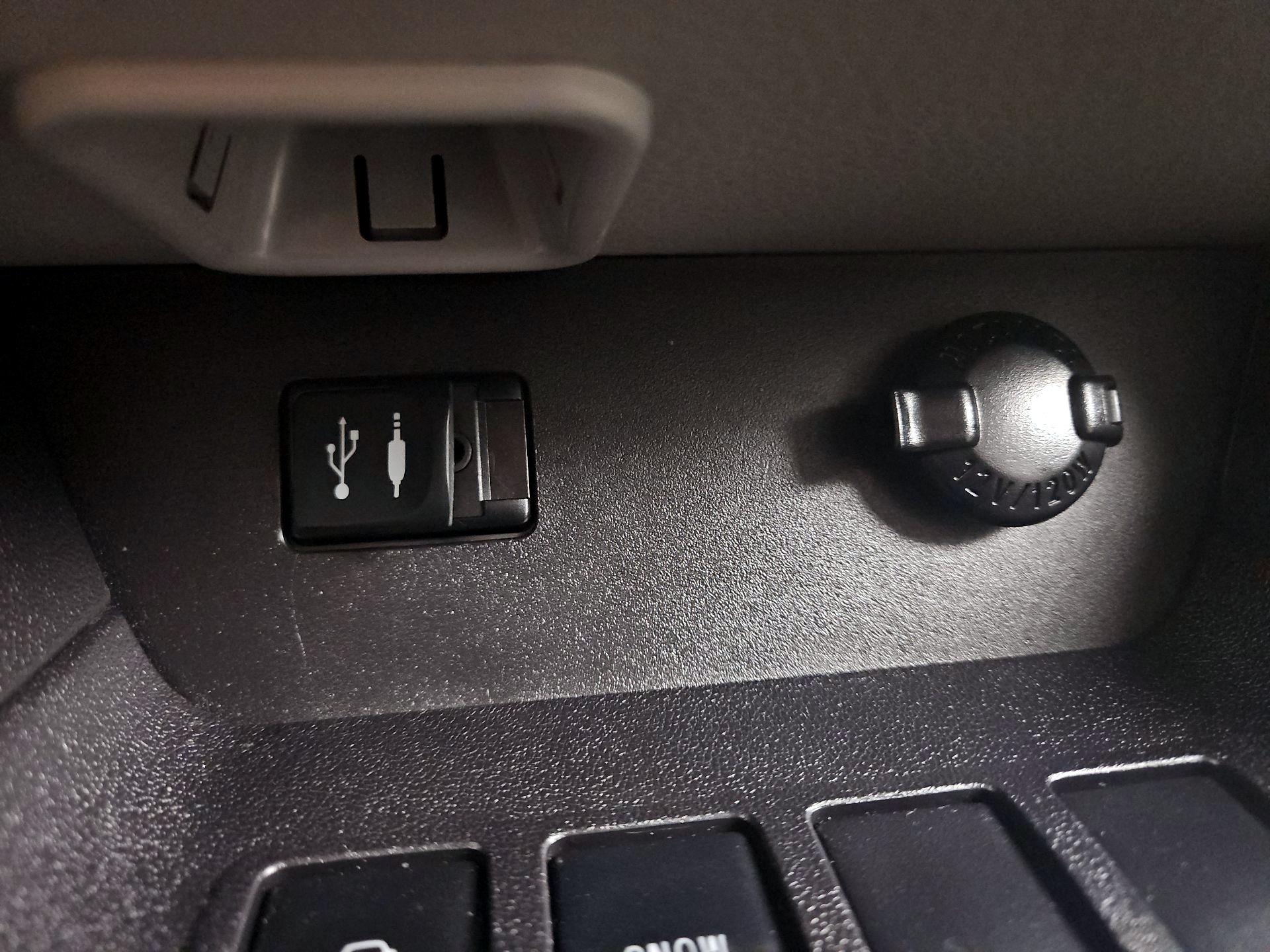 Thumbnail: 2015 Toyota Highlander - 18