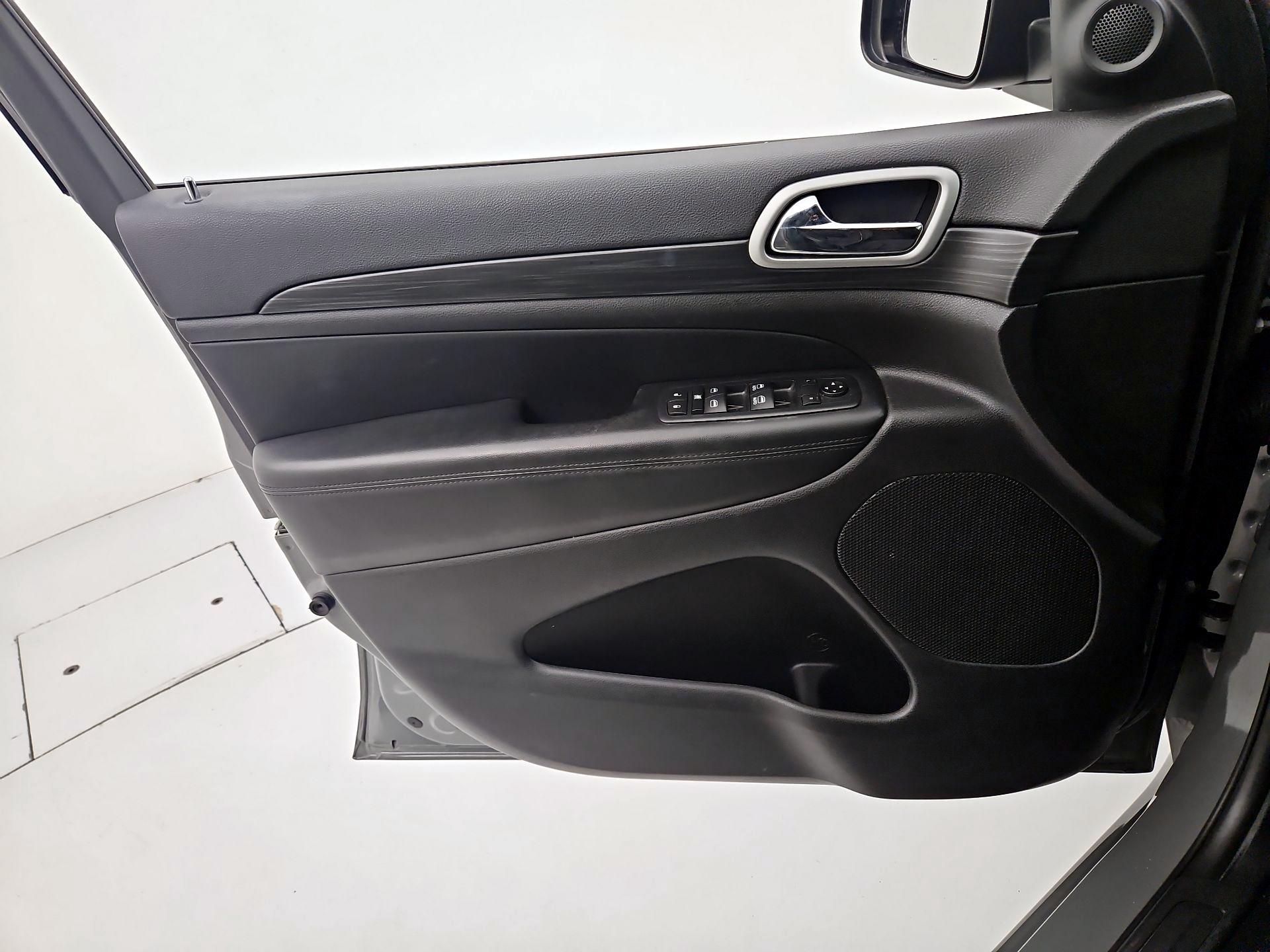 Thumbnail: 2020 Jeep Grand Cherokee - 12