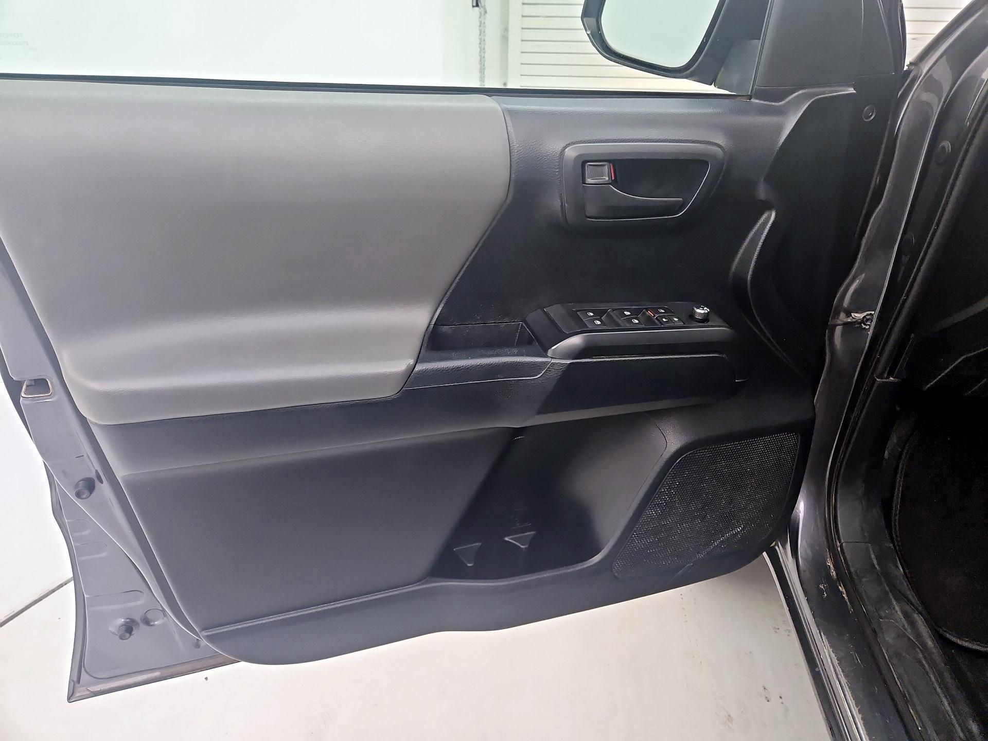 Thumbnail: 2016 Toyota Tacoma - 12