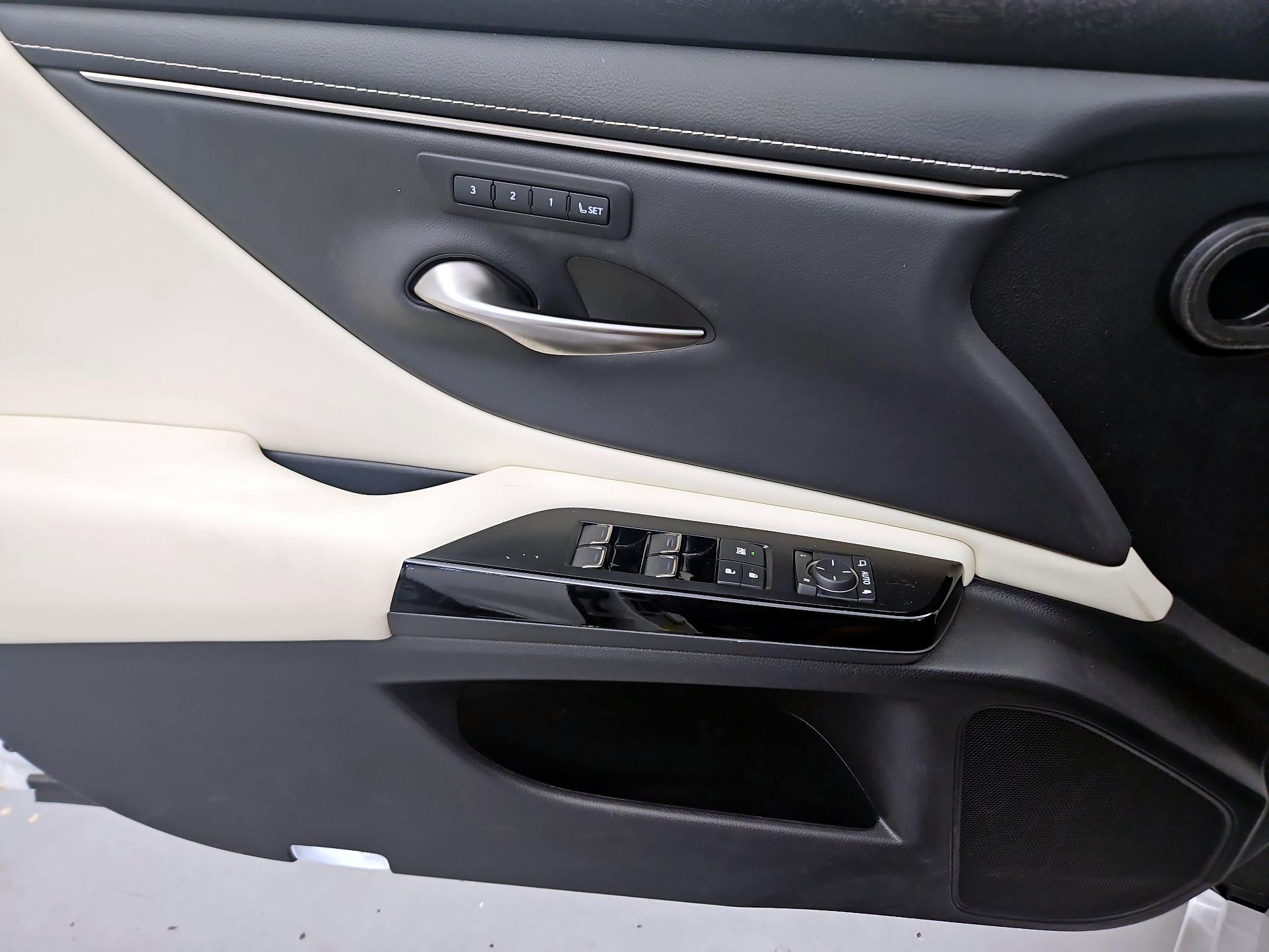 Thumbnail: 2022 Lexus ES - 12