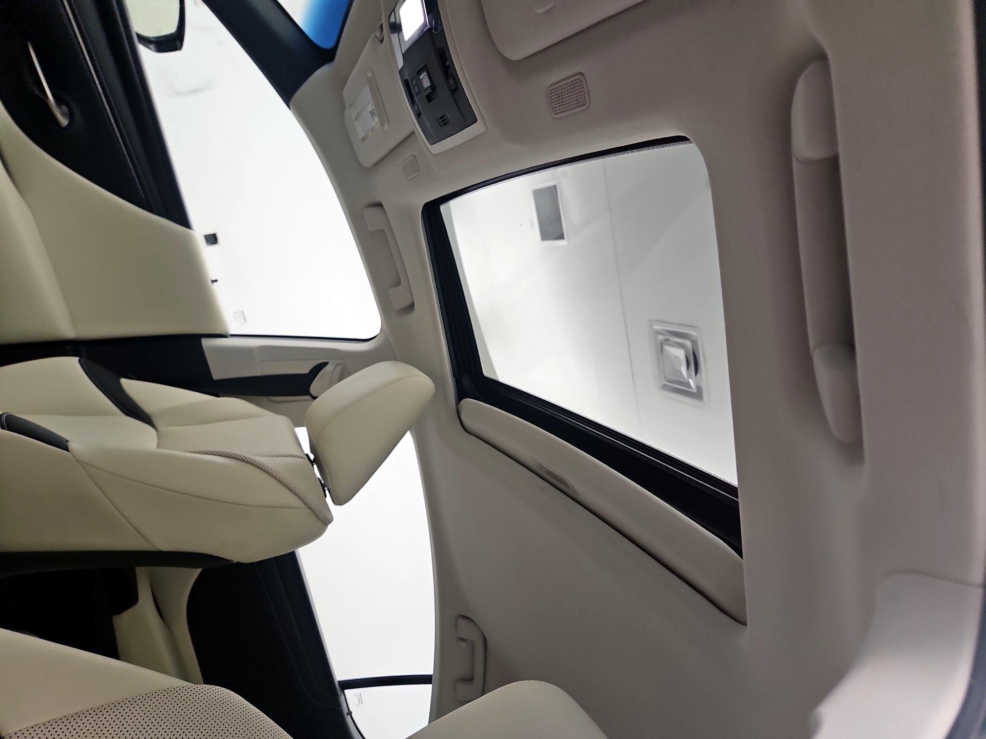 Thumbnail: 2022 Lexus ES - 17