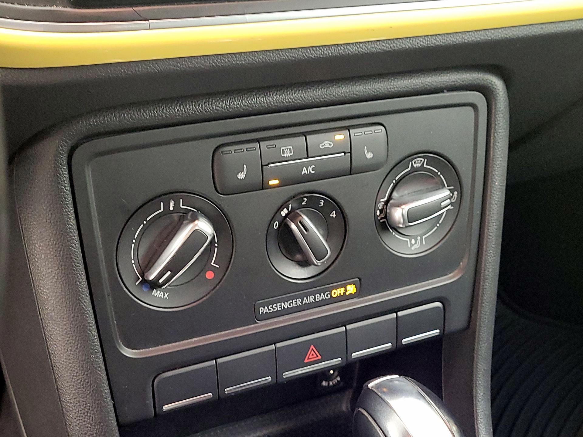 Thumbnail: 2014 Volkswagen Beetle - 15