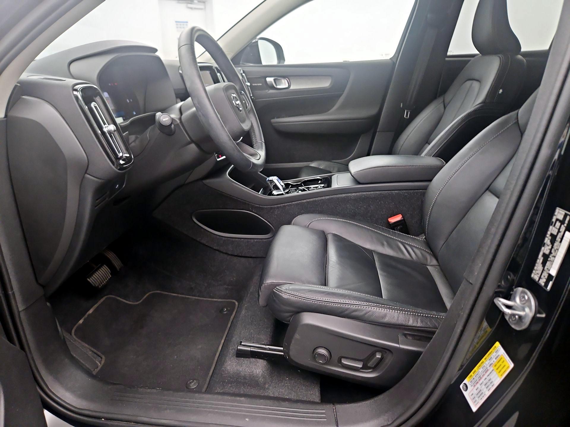 Thumbnail: 2023 Volvo XC40 - 11