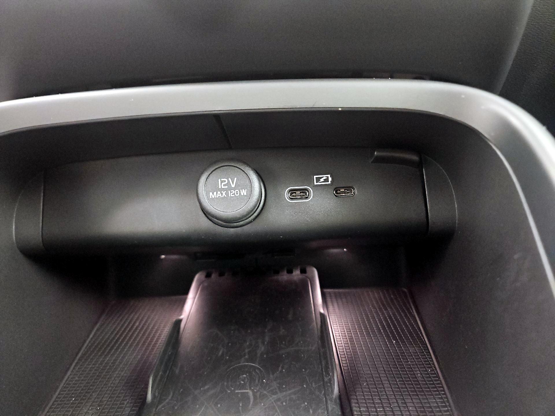 Thumbnail: 2023 Volvo XC40 - 16