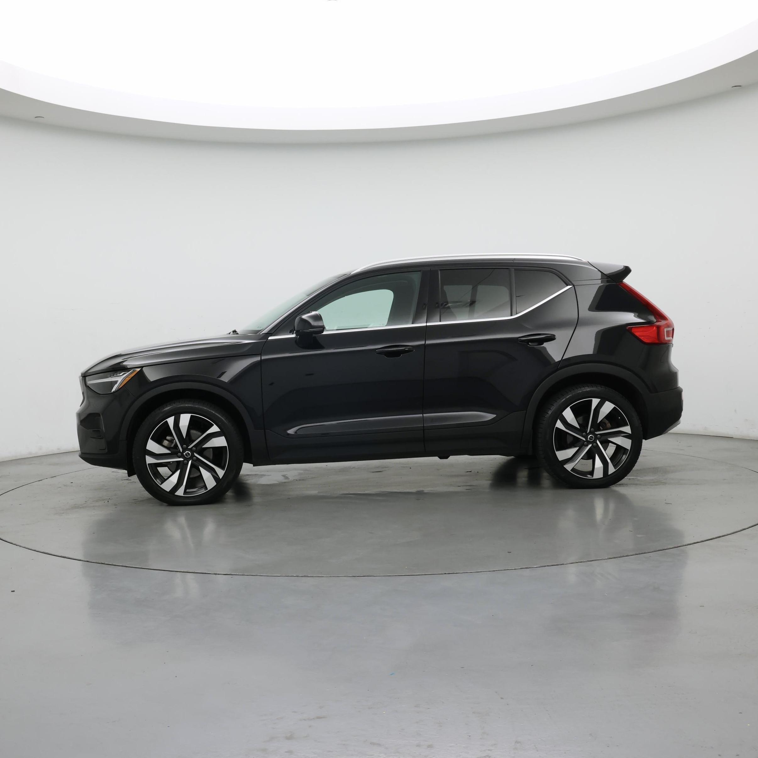Thumbnail: 2023 Volvo XC40 - 3