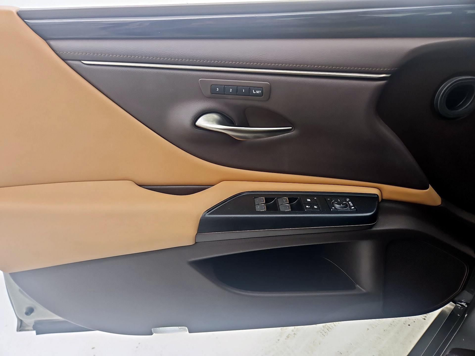 Thumbnail: 2021 Lexus ES - 12