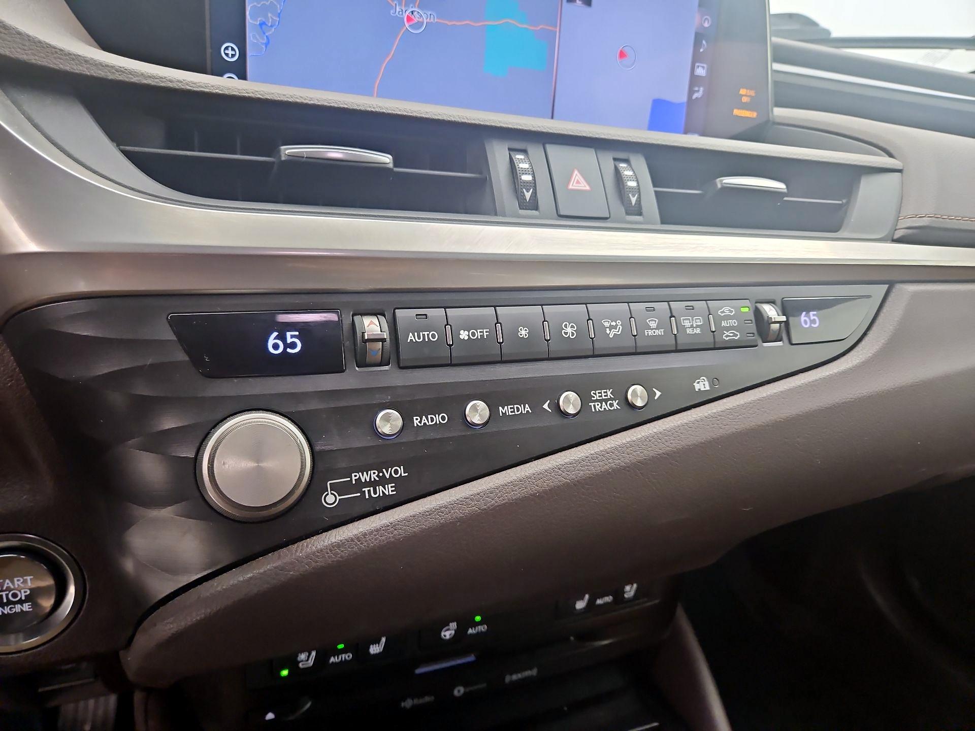 Thumbnail: 2021 Lexus ES - 17