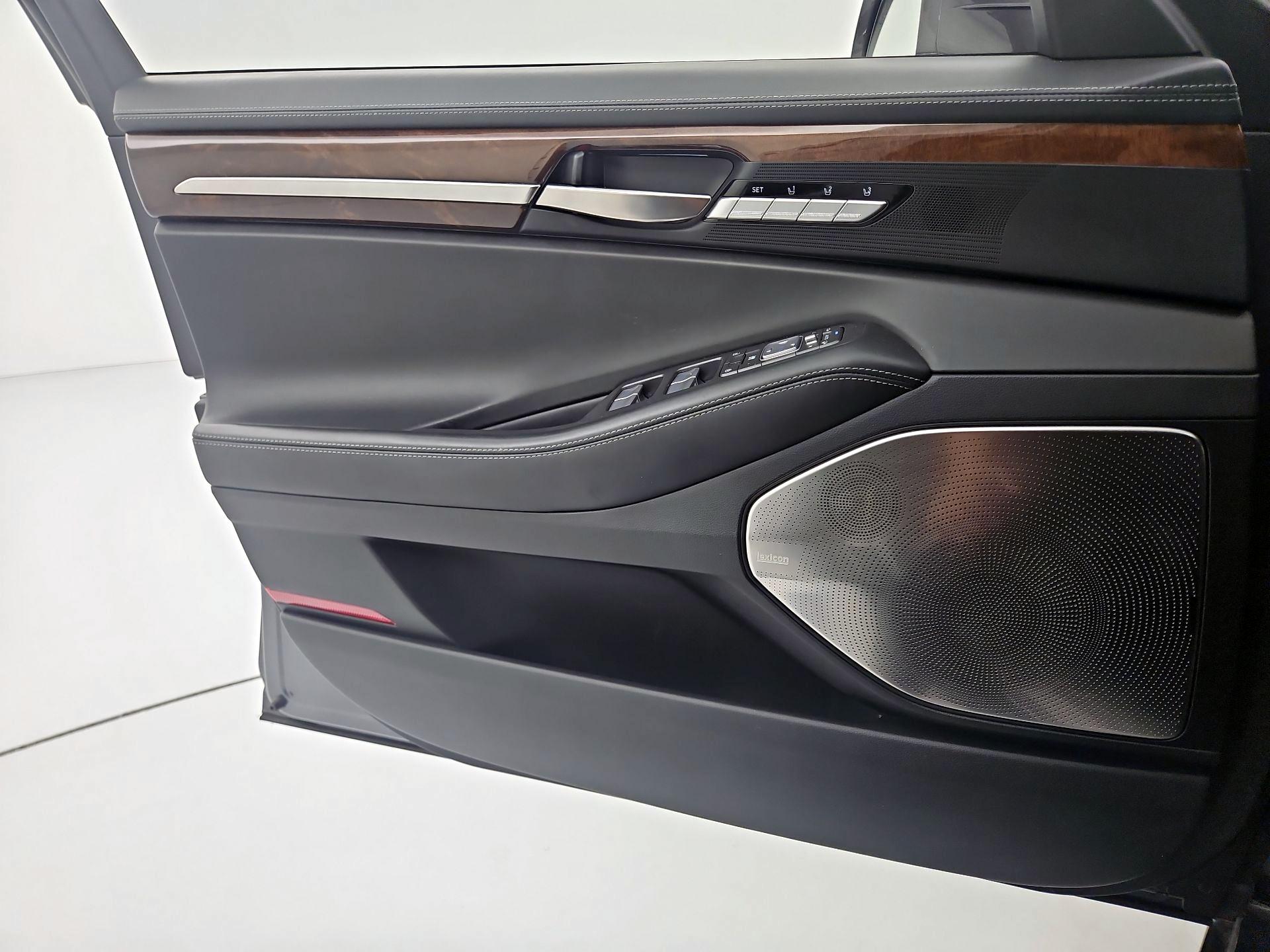 Thumbnail: 2017 Genesis G90 - 12