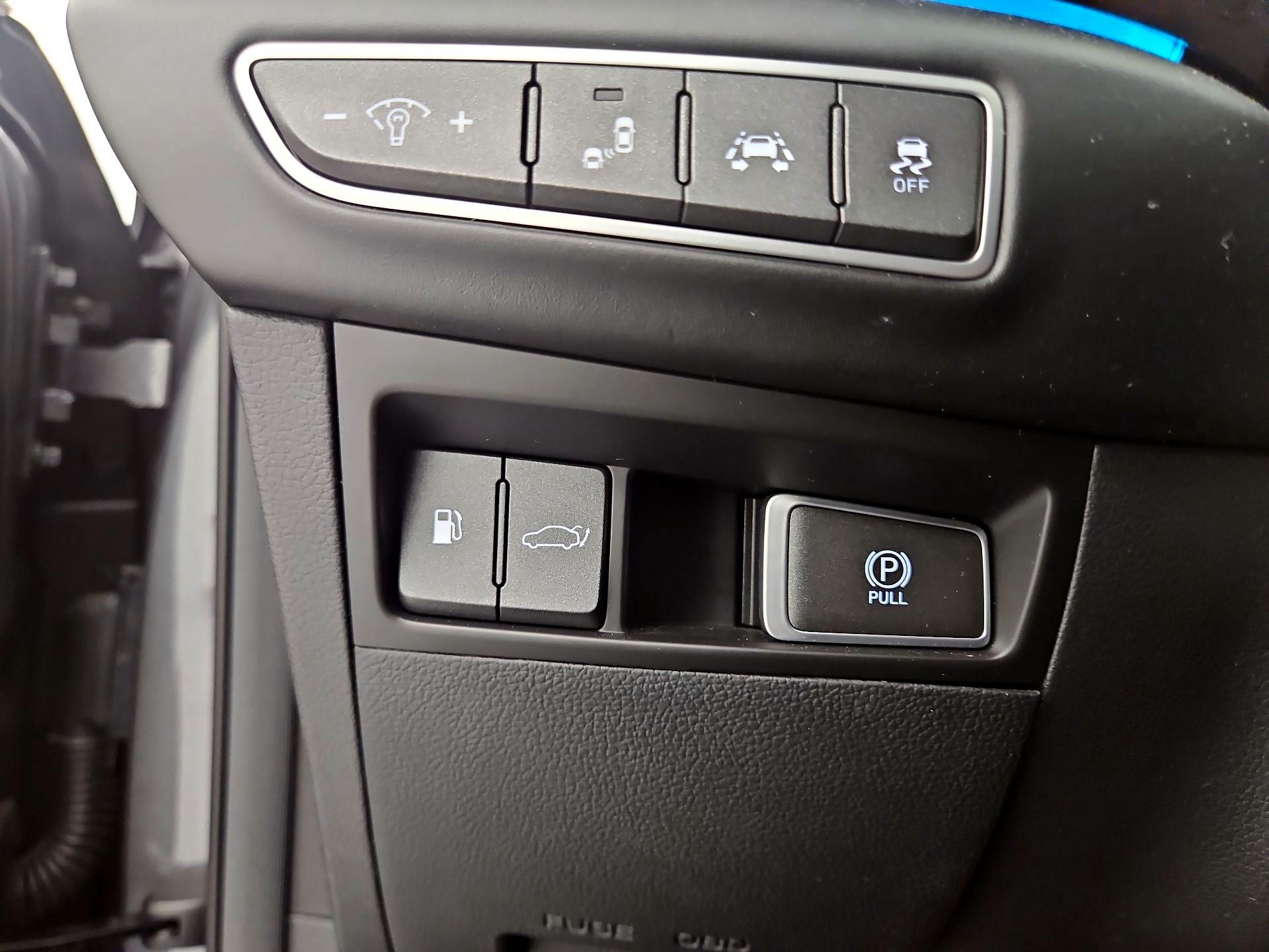 Thumbnail: 2017 Genesis G90 - 13