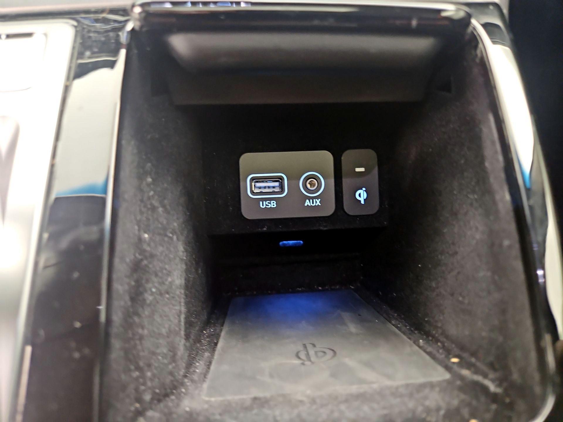 Thumbnail: 2017 Genesis G90 - 19